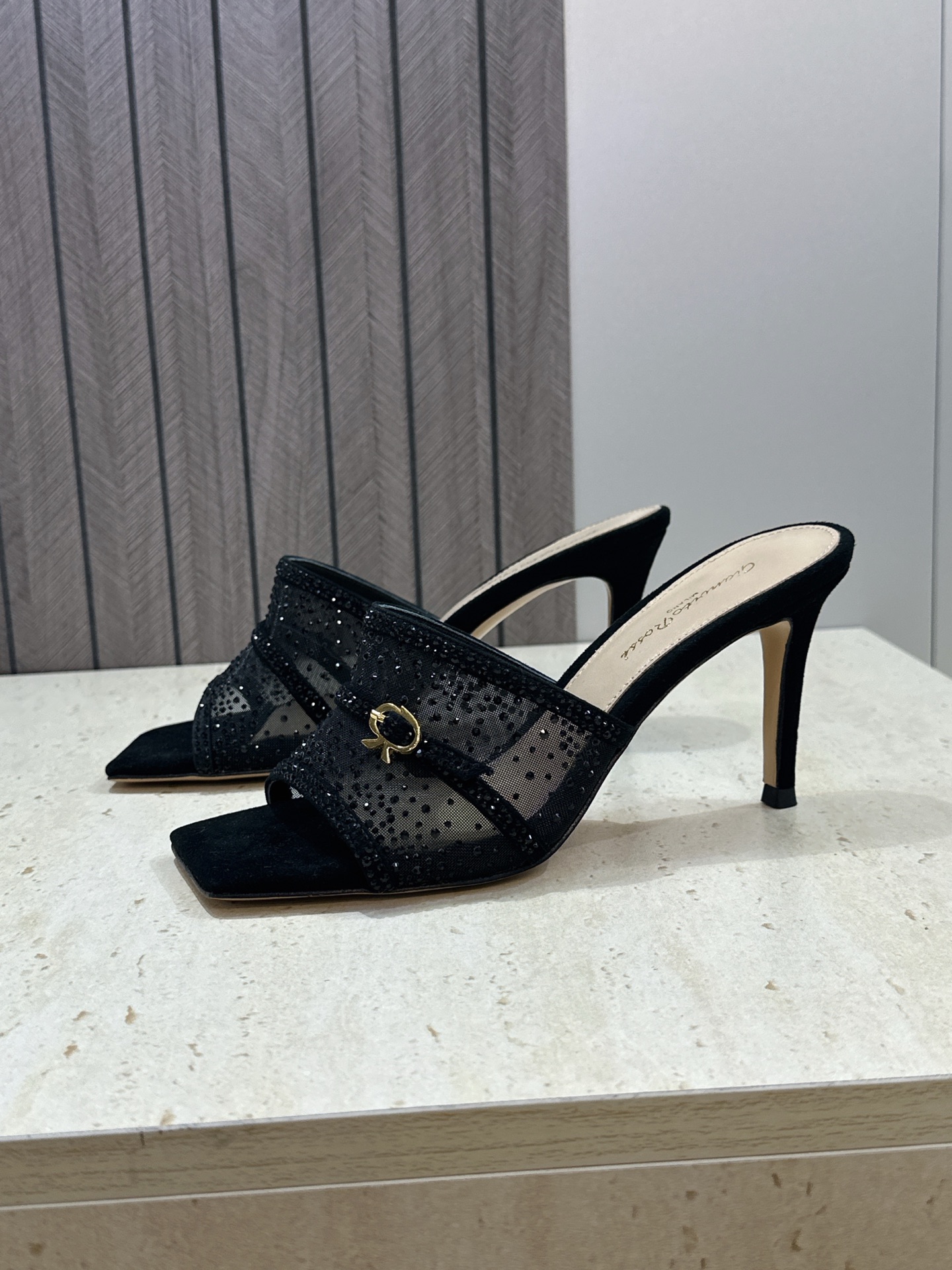 Gianvito Rossi 塞乔.罗茜2026春夏新款水钻女鞋 GR字母logo高跟方头鱼嘴露趾凉拖鞋 材质:鞋面进口 Gianvito Rossi 塞乔.罗茜2026春夏新款水钻女鞋 GR字母logo高跟方头鱼嘴露趾凉拖鞋 材质:鞋面进口