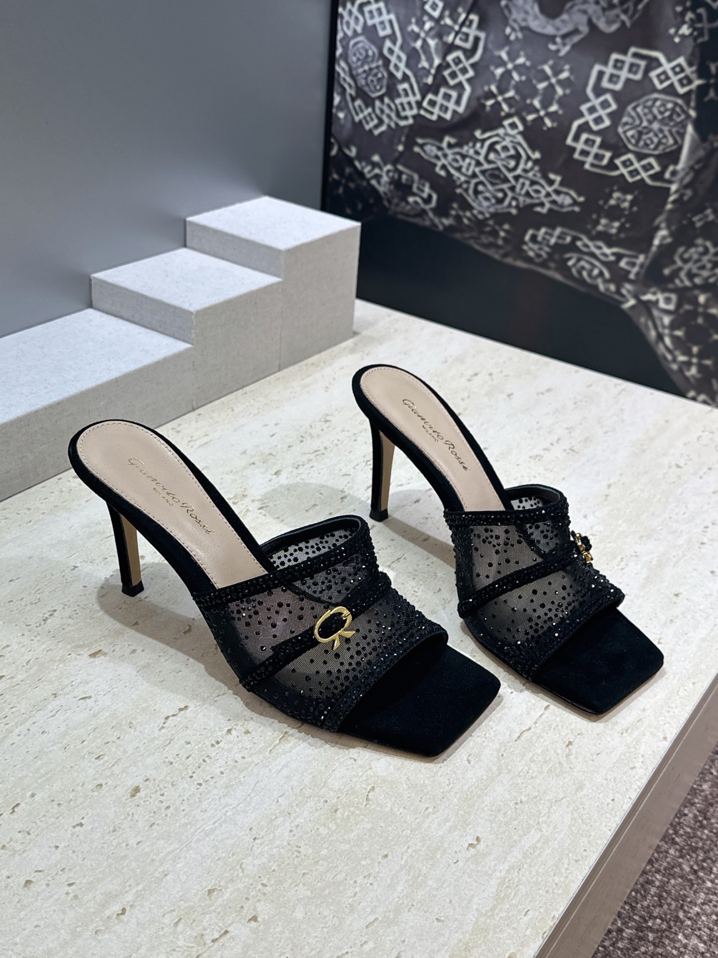 Gianvito Rossi 塞乔.罗茜2026春夏新款水钻女鞋 GR字母logo高跟方头鱼嘴露趾凉拖鞋 材质:鞋面进口 Gianvito Rossi 塞乔.罗茜2026春夏新款水钻女鞋 GR字母logo高跟方头鱼嘴露趾凉拖鞋 材质:鞋面进口
