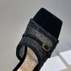 Gianvito Rossi 塞乔.罗茜2026春夏新款水钻女鞋 GR字母logo高跟方头鱼嘴露趾凉拖鞋 材质:鞋面进口 Gianvito Rossi 塞乔.罗茜2026春夏新款水钻女鞋 GR字母logo高跟方头鱼嘴露趾凉拖鞋 材质:鞋面进口