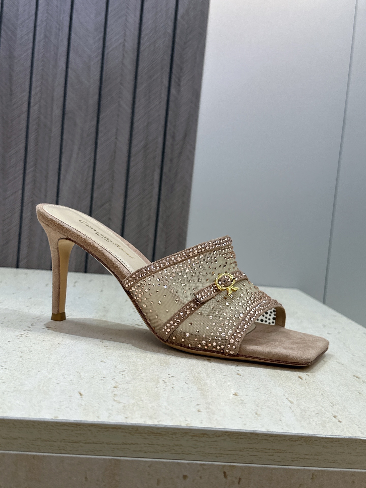 Gianvito Rossi 塞乔.罗茜2026春夏新款水钻女鞋 GR字母logo高跟方头鱼嘴露趾凉拖鞋 材质:鞋面进口 Gianvito Rossi 塞乔.罗茜2026春夏新款水钻女鞋 GR字母logo高跟方头鱼嘴露趾凉拖鞋 材质:鞋面进口