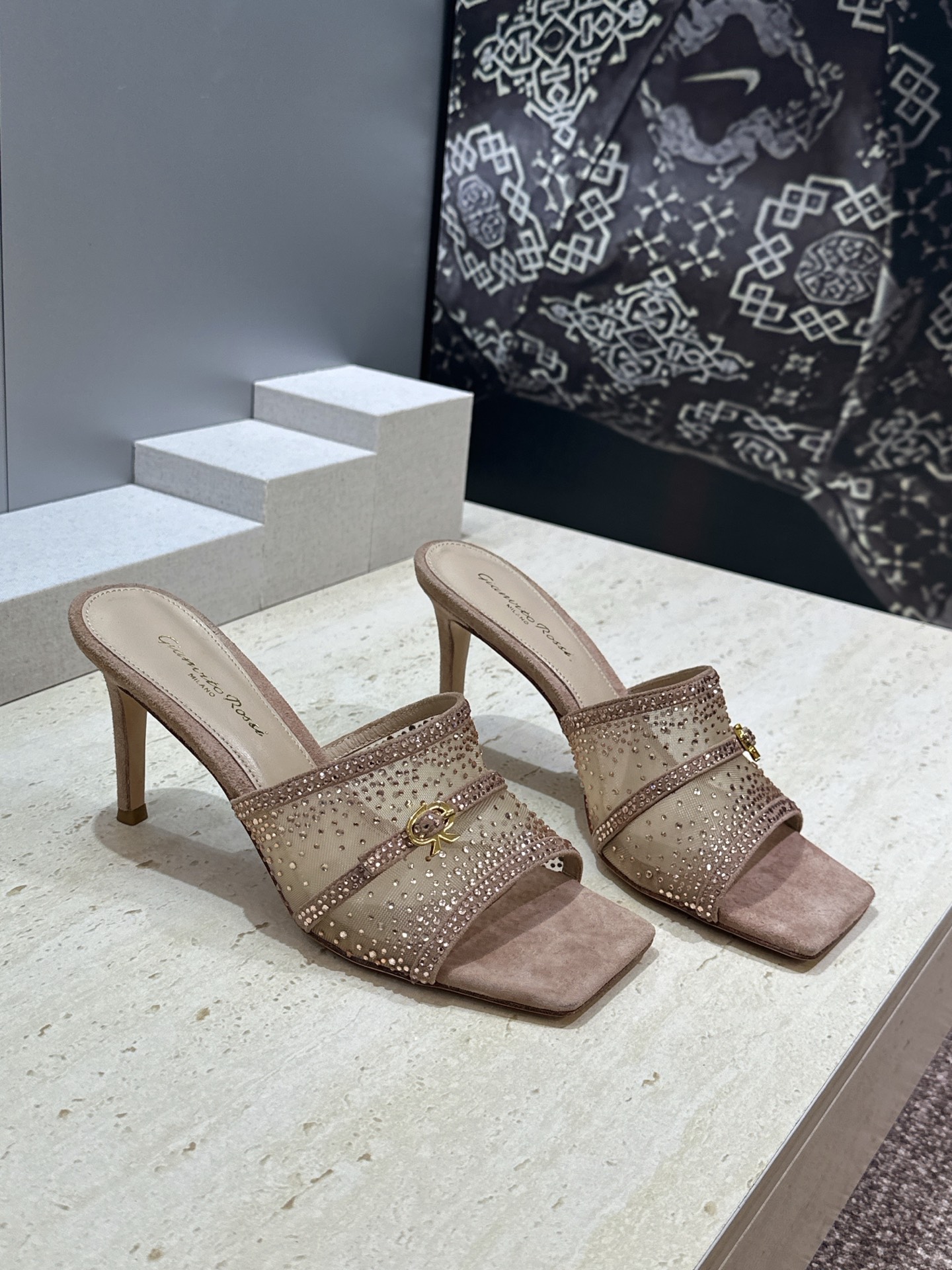 NO:926638,Gianvito Rossi 2026 spring and summer new rhinestone women's shoes GR letter logo high heel square head fish mouth open toe sandals Material upper imported environmentally friendly breathable technology mesh inlaid with hot Australian rhinestones + water-dyed sheepskin lining + Italian leather outsole Heel height: 7.5CM Size: 34-42 (34.40.41.42 custom-made and non-returnable), high heels and slippers, high  heels,slippers,sheepskin,leather soles19860909Gianvito Rossi 塞乔.罗茜2026春夏新款水钻女鞋 GR字母logo高跟方头鱼嘴露趾凉拖鞋 材质鞋面进口环保透气科技网面镶烫澳洲水钻+水染羊皮内里+意大利真皮大底 跟高:7.5CM Size:34-42(34.40.41.42定做不退换）,高跟鞋拖鞋,high heels,slippers,sheepskin,Leather soles,Women's Shoes