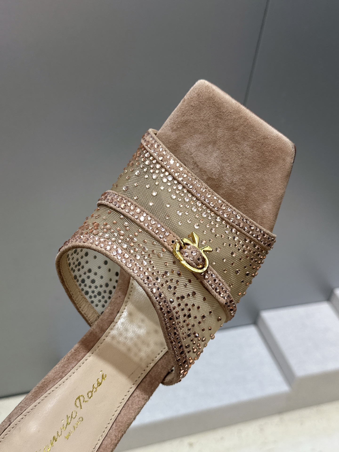 Gianvito Rossi 塞乔.罗茜2026春夏新款水钻女鞋 GR字母logo高跟方头鱼嘴露趾凉拖鞋 材质:鞋面进口 Gianvito Rossi 塞乔.罗茜2026春夏新款水钻女鞋 GR字母logo高跟方头鱼嘴露趾凉拖鞋 材质:鞋面进口