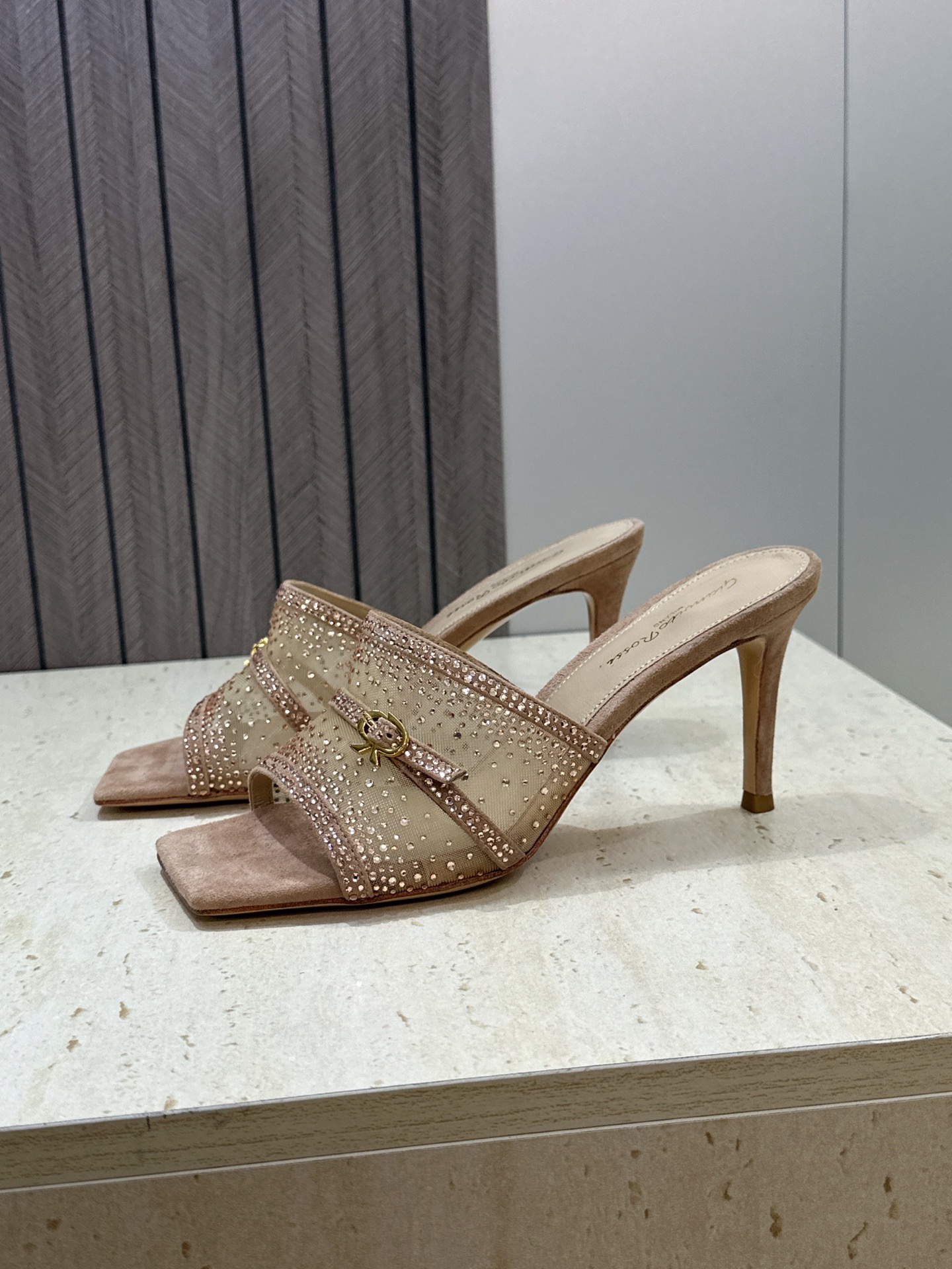 Gianvito Rossi 塞乔.罗茜2026春夏新款水钻女鞋 GR字母logo高跟方头鱼嘴露趾凉拖鞋 材质:鞋面进口 Gianvito Rossi 塞乔.罗茜2026春夏新款水钻女鞋 GR字母logo高跟方头鱼嘴露趾凉拖鞋 材质:鞋面进口
