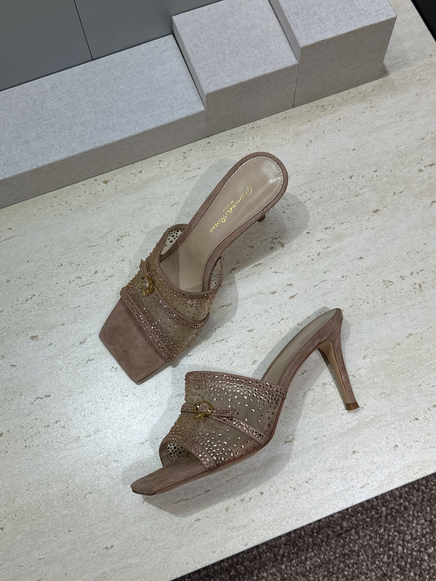 Gianvito Rossi 塞乔.罗茜2026春夏新款水钻女鞋 GR字母logo高跟方头鱼嘴露趾凉拖鞋 材质:鞋面进口 Gianvito Rossi 塞乔.罗茜2026春夏新款水钻女鞋 GR字母logo高跟方头鱼嘴露趾凉拖鞋 材质:鞋面进口