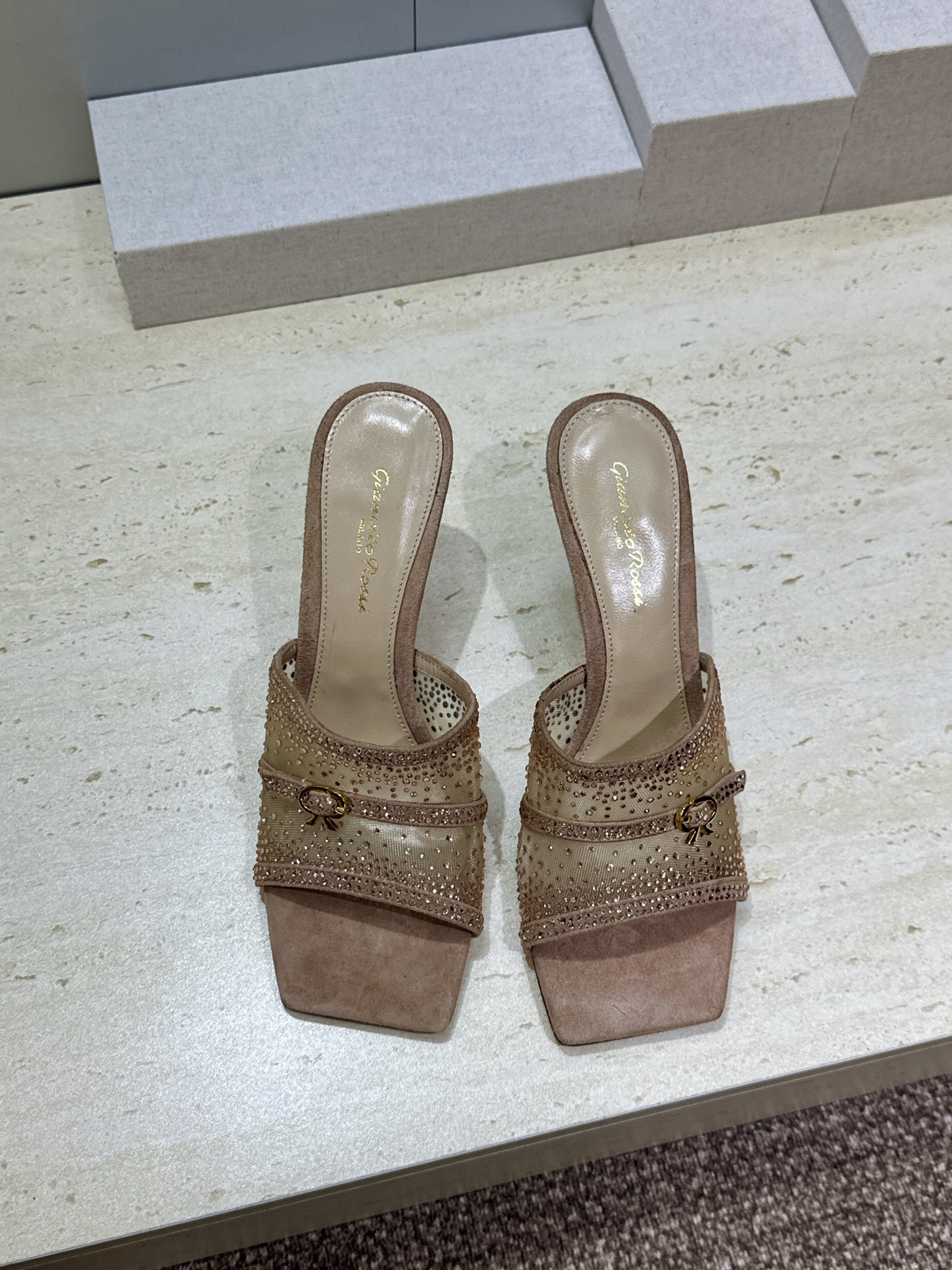 Gianvito Rossi 塞乔.罗茜2026春夏新款水钻女鞋 GR字母logo高跟方头鱼嘴露趾凉拖鞋 材质:鞋面进口 Gianvito Rossi 塞乔.罗茜2026春夏新款水钻女鞋 GR字母logo高跟方头鱼嘴露趾凉拖鞋 材质:鞋面进口