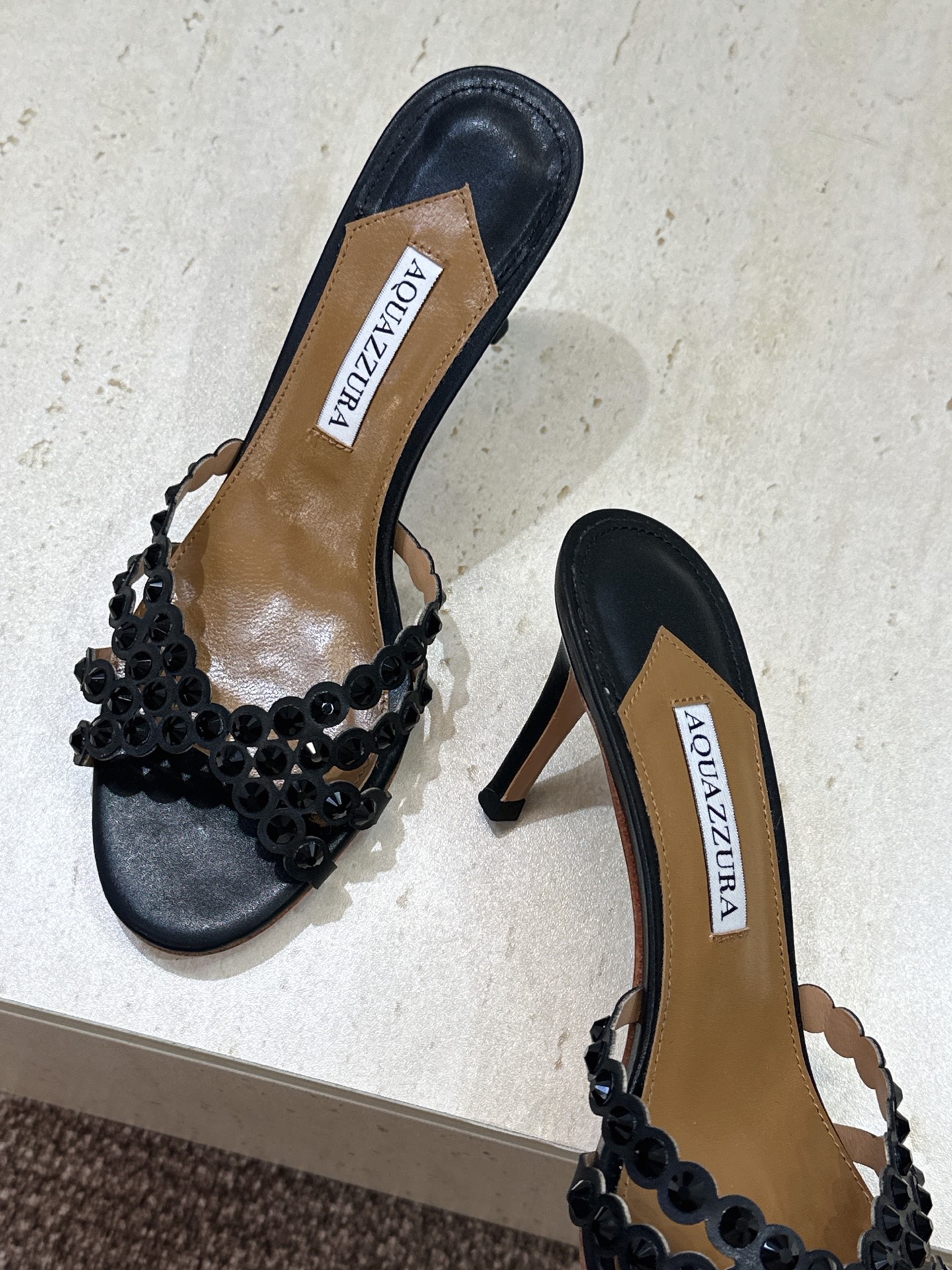 Aquazzura 2026春夏新款水钻交叉带拼色女鞋 菠萝鞋字母logo五金扣高跟圆头露趾凉拖鞋 材质:鞋面进口小牛皮 Aquazzura 2026春夏新款水钻交叉带拼色女鞋 菠萝鞋字母logo五金扣高跟圆头露趾凉拖鞋 材质:鞋面进口小牛皮