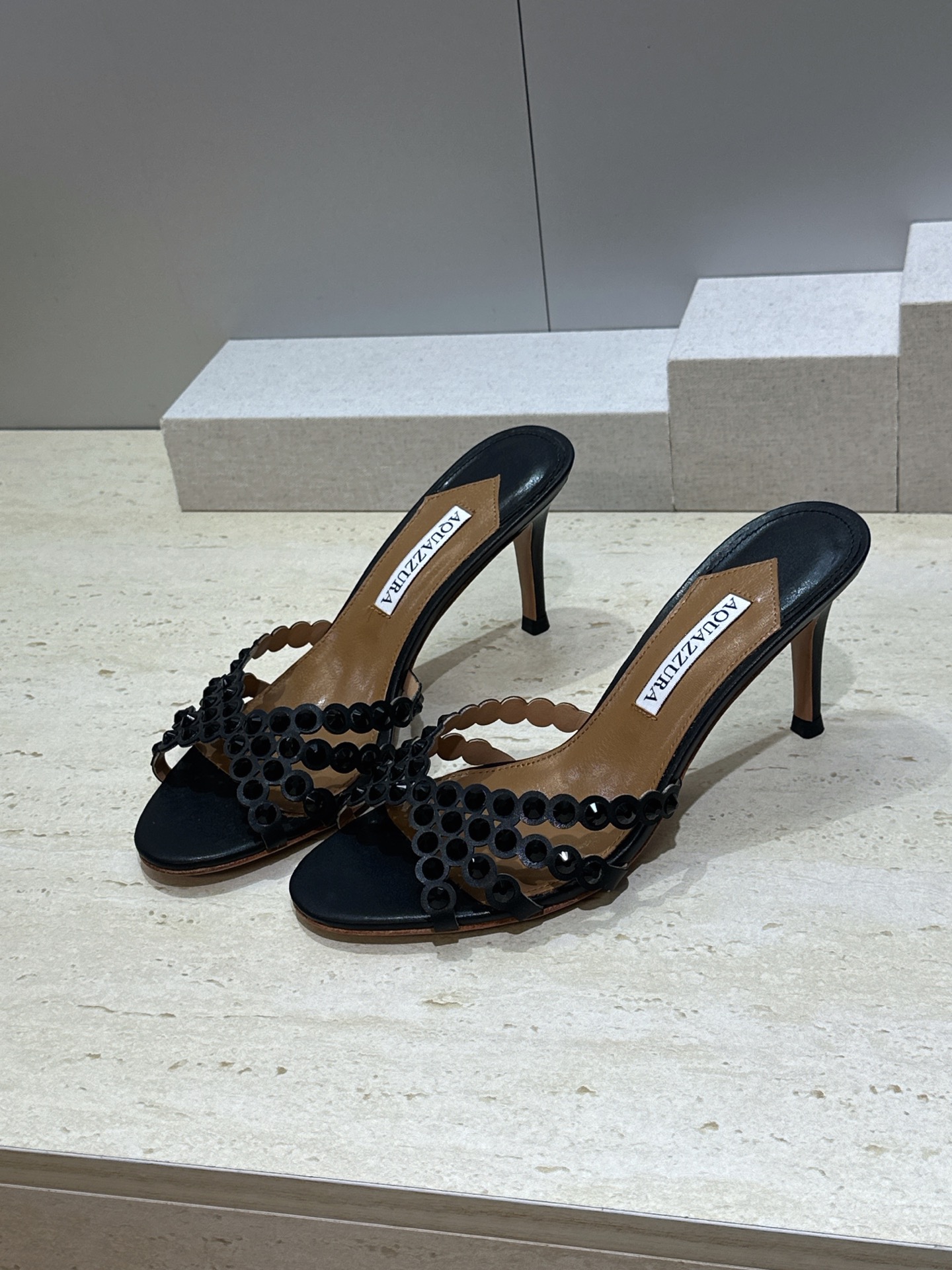 Aquazzura 2026春夏新款水钻交叉带拼色女鞋 菠萝鞋字母logo五金扣高跟圆头露趾凉拖鞋 材质:鞋面进口小牛皮 Aquazzura 2026春夏新款水钻交叉带拼色女鞋 菠萝鞋字母logo五金扣高跟圆头露趾凉拖鞋 材质:鞋面进口小牛皮