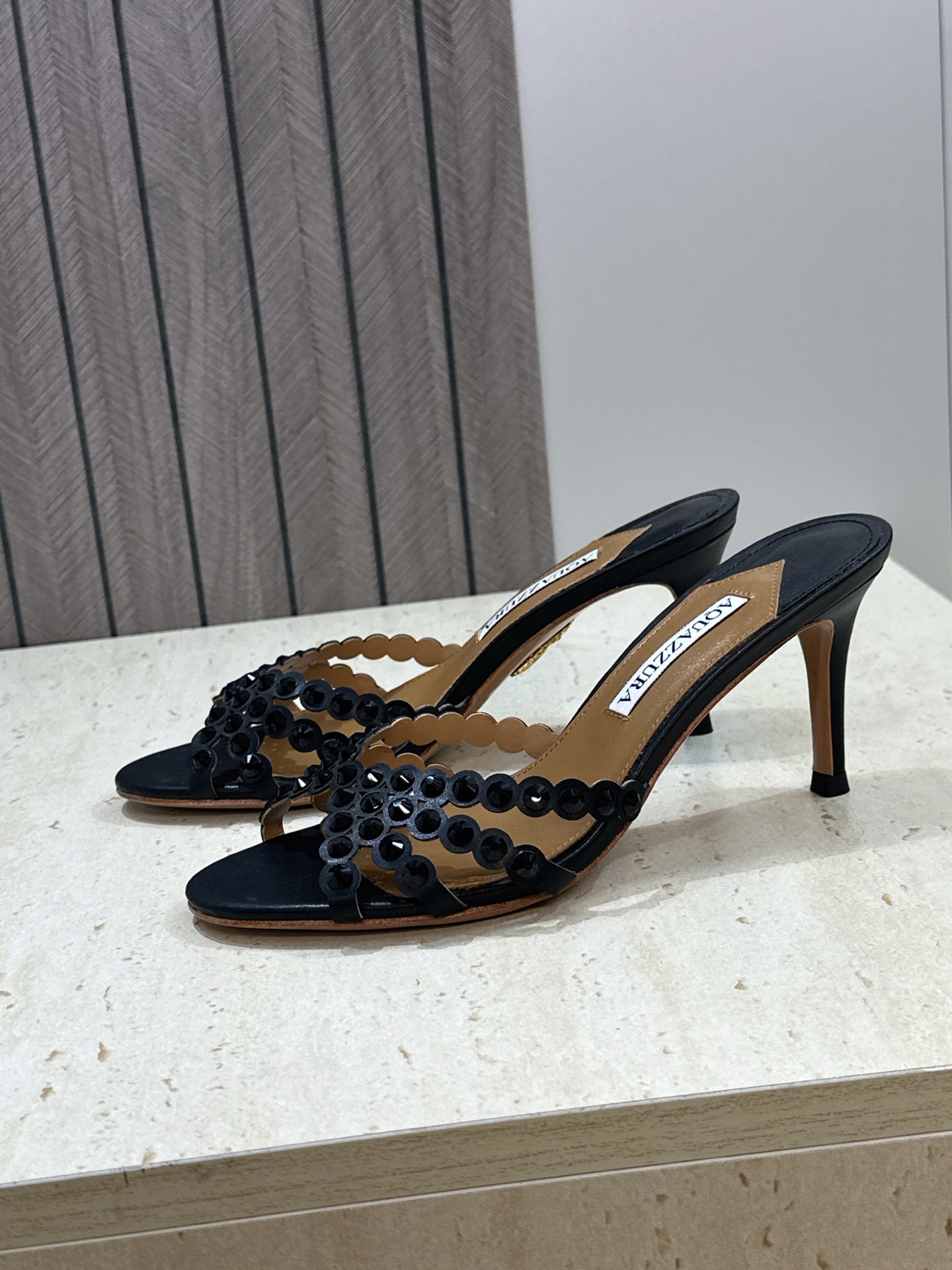 Aquazzura 2026春夏新款水钻交叉带拼色女鞋 菠萝鞋字母logo五金扣高跟圆头露趾凉拖鞋 材质:鞋面进口小牛皮 Aquazzura 2026春夏新款水钻交叉带拼色女鞋 菠萝鞋字母logo五金扣高跟圆头露趾凉拖鞋 材质:鞋面进口小牛皮