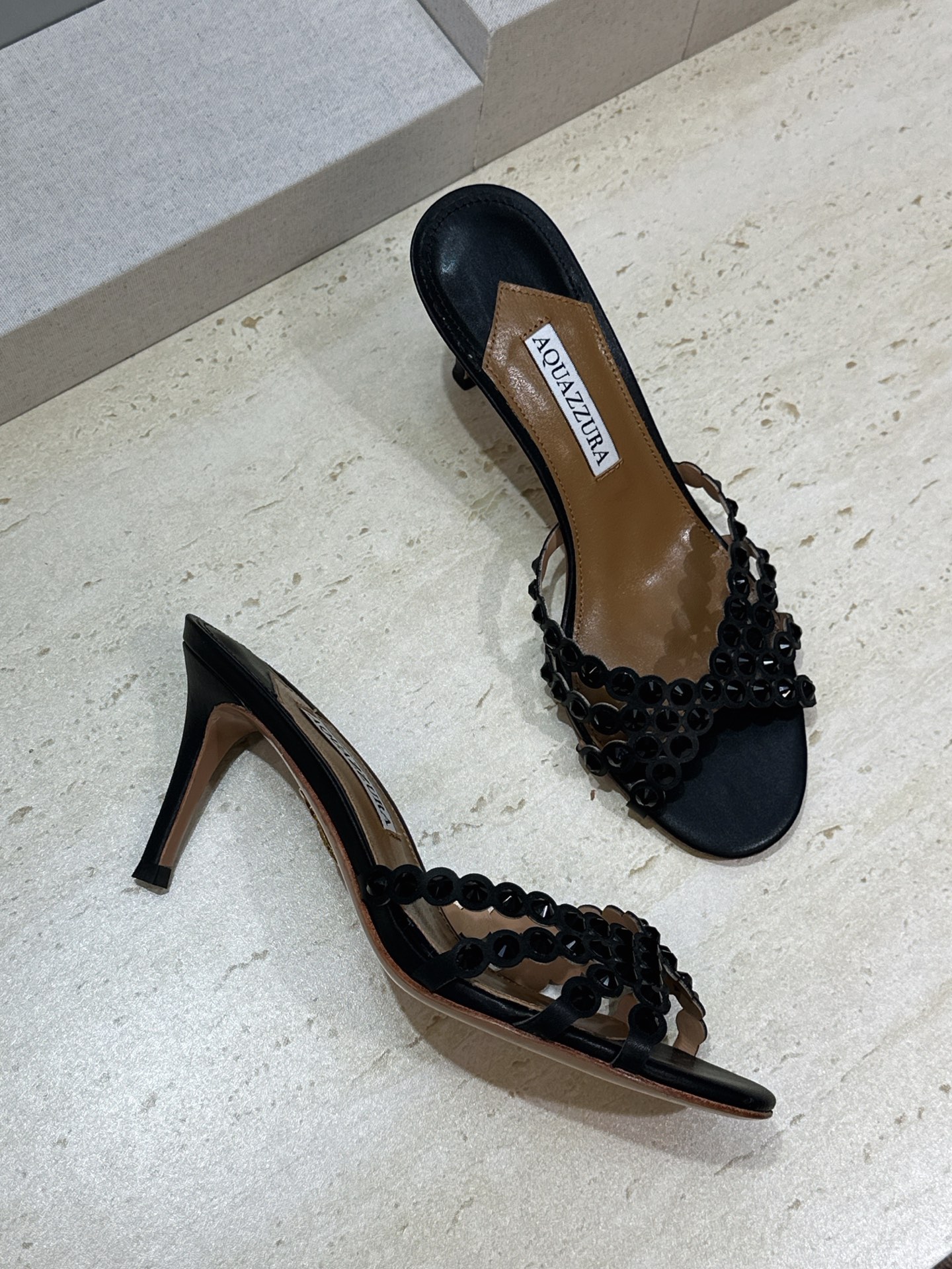 Aquazzura 2026春夏新款水钻交叉带拼色女鞋 菠萝鞋字母logo五金扣高跟圆头露趾凉拖鞋 材质:鞋面进口小牛皮 Aquazzura 2026春夏新款水钻交叉带拼色女鞋 菠萝鞋字母logo五金扣高跟圆头露趾凉拖鞋 材质:鞋面进口小牛皮