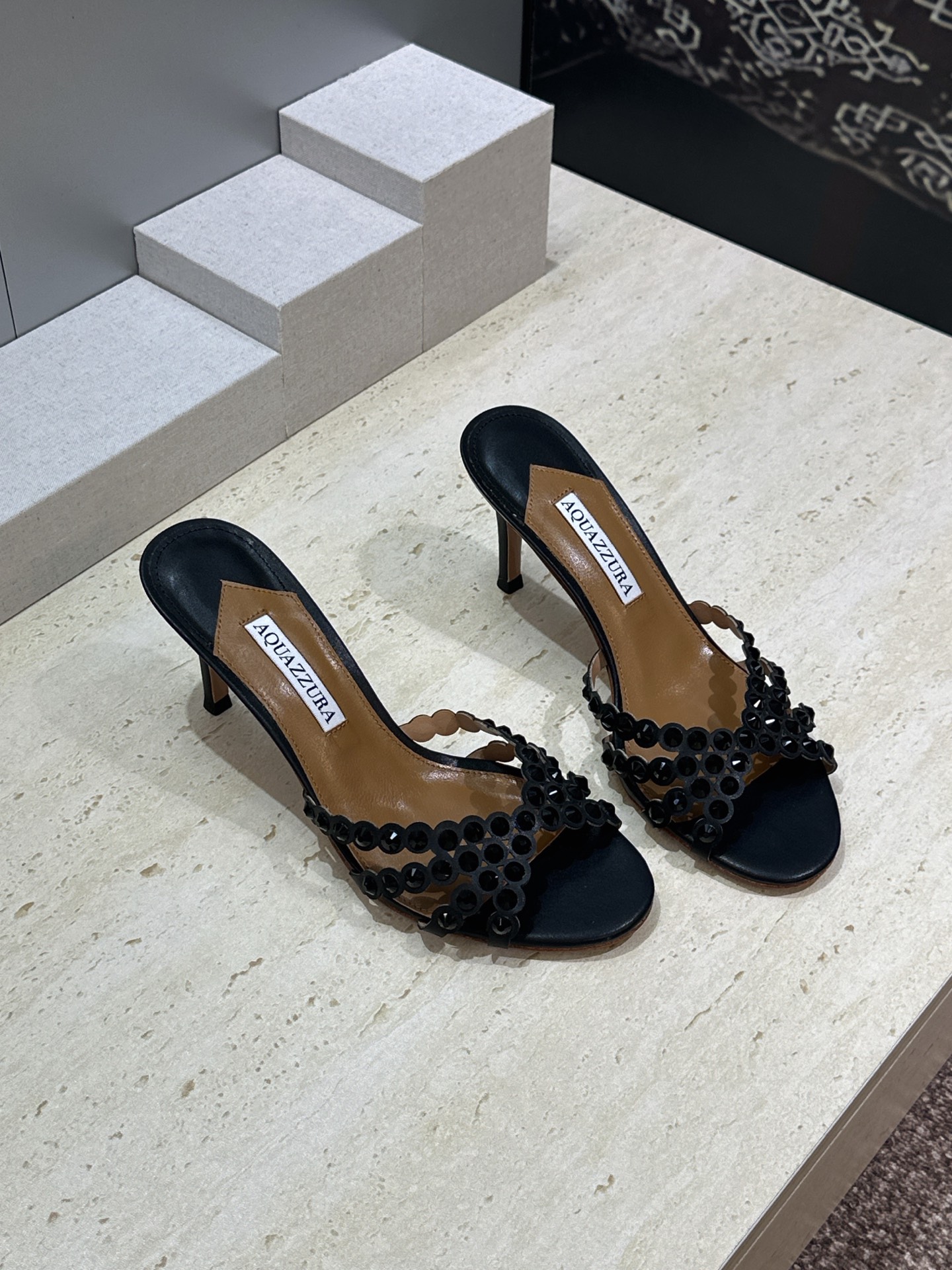 Aquazzura 2026春夏新款水钻交叉带拼色女鞋 菠萝鞋字母logo五金扣高跟圆头露趾凉拖鞋 材质:鞋面进口小牛皮 Aquazzura 2026春夏新款水钻交叉带拼色女鞋 菠萝鞋字母logo五金扣高跟圆头露趾凉拖鞋 材质:鞋面进口小牛皮