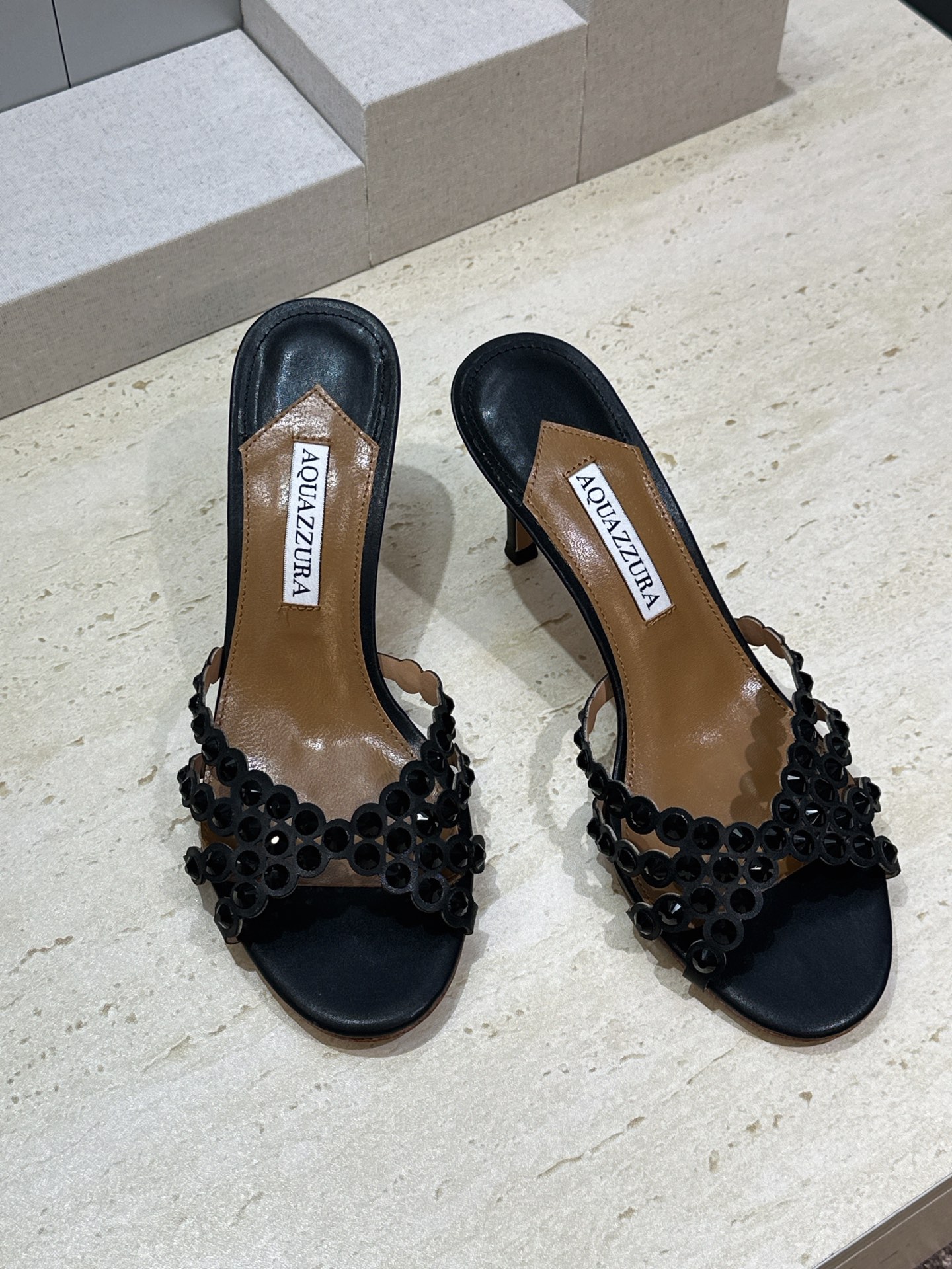 Aquazzura 2026春夏新款水钻交叉带拼色女鞋 菠萝鞋字母logo五金扣高跟圆头露趾凉拖鞋 材质:鞋面进口小牛皮 Aquazzura 2026春夏新款水钻交叉带拼色女鞋 菠萝鞋字母logo五金扣高跟圆头露趾凉拖鞋 材质:鞋面进口小牛皮