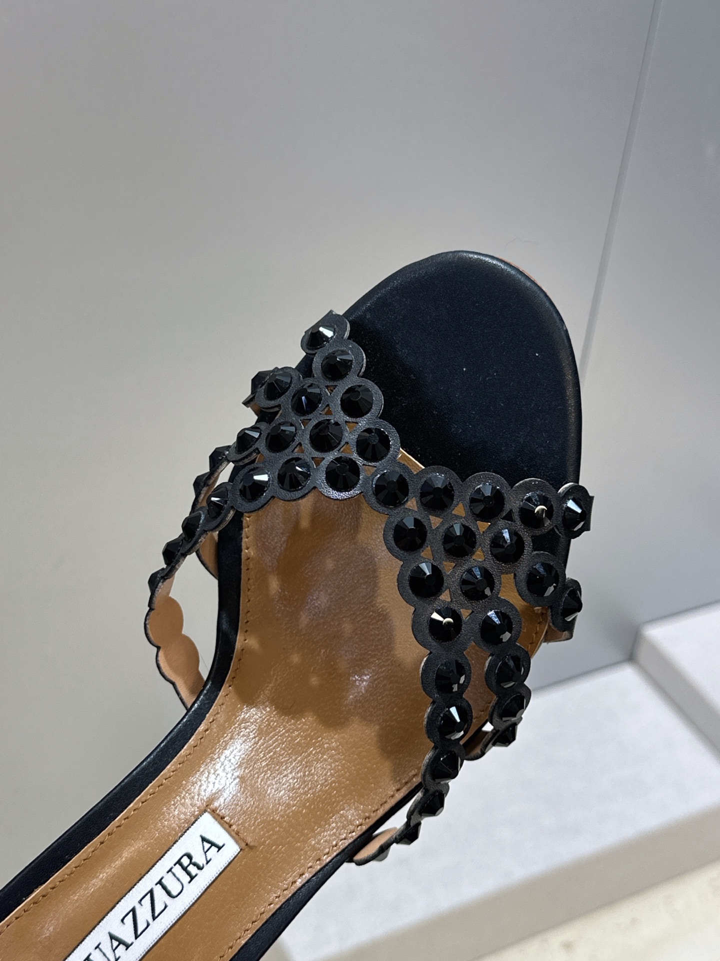 Aquazzura 2026春夏新款水钻交叉带拼色女鞋 菠萝鞋字母logo五金扣高跟圆头露趾凉拖鞋 材质:鞋面进口小牛皮 Aquazzura 2026春夏新款水钻交叉带拼色女鞋 菠萝鞋字母logo五金扣高跟圆头露趾凉拖鞋 材质:鞋面进口小牛皮