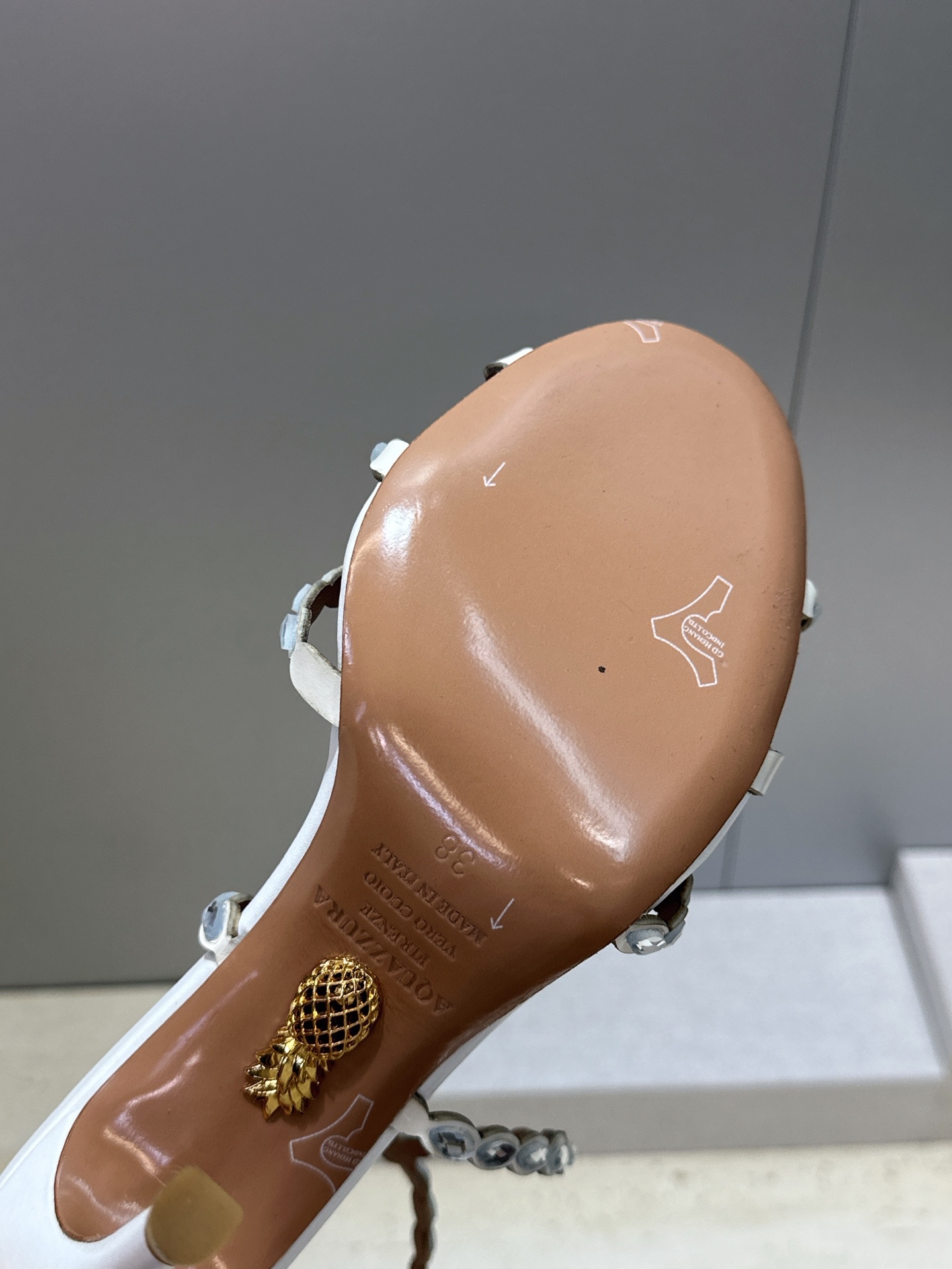 Aquazzura 2026春夏新款水钻交叉带拼色女鞋 菠萝鞋字母logo五金扣高跟圆头露趾后空凉鞋 材质:鞋面进口小牛 Aquazzura 2026春夏新款水钻交叉带拼色女鞋 菠萝鞋字母logo五金扣高跟圆头露趾后空凉鞋 材质:鞋面进口小牛