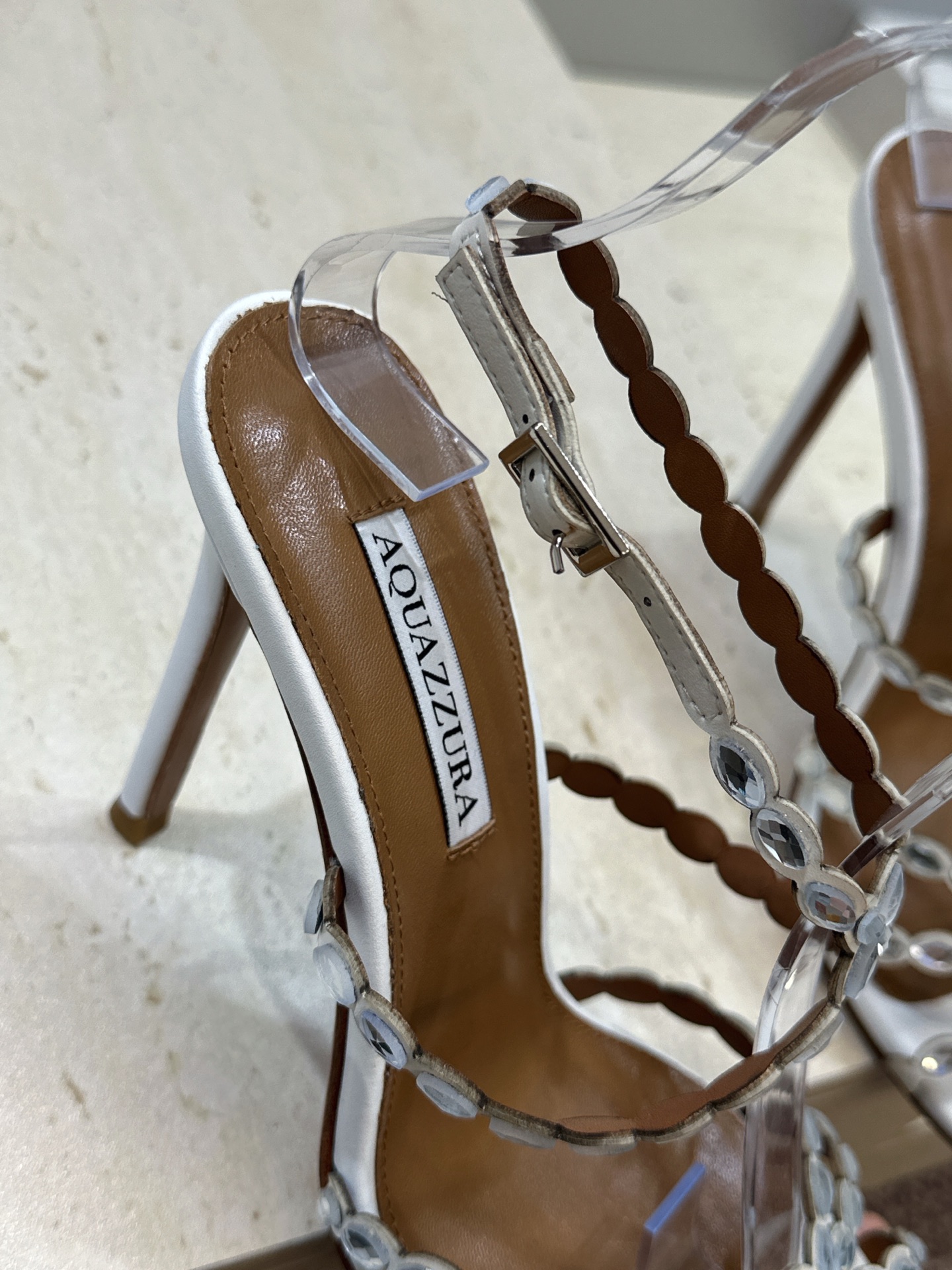 Aquazzura 2026春夏新款水钻交叉带拼色女鞋 菠萝鞋字母logo五金扣高跟圆头露趾后空凉鞋 材质:鞋面进口小牛 Aquazzura 2026春夏新款水钻交叉带拼色女鞋 菠萝鞋字母logo五金扣高跟圆头露趾后空凉鞋 材质:鞋面进口小牛
