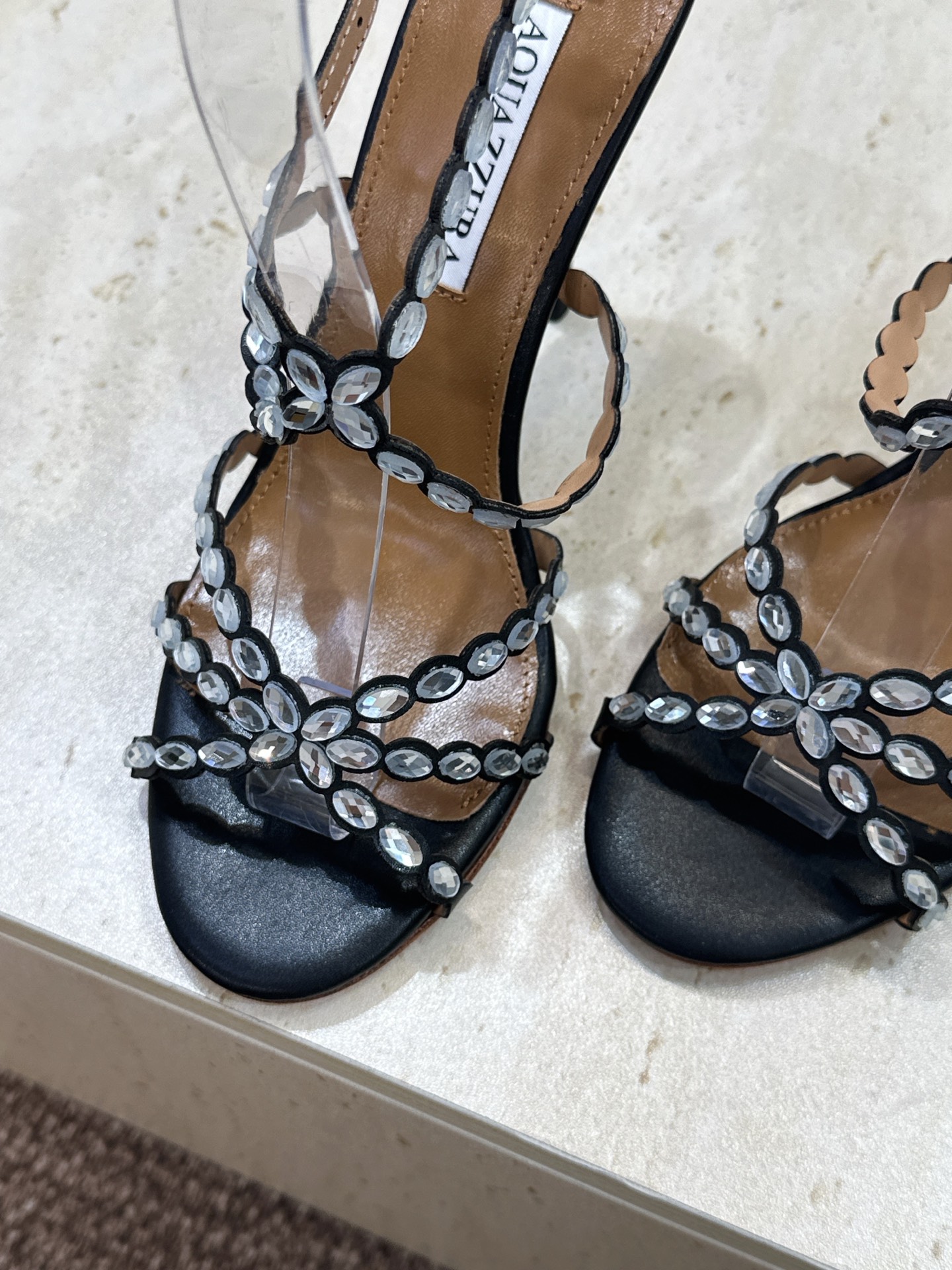Aquazzura 2026春夏新款水钻交叉带拼色女鞋 菠萝鞋字母logo五金扣高跟圆头露趾后空凉鞋 材质:鞋面进口小牛 Aquazzura 2026春夏新款水钻交叉带拼色女鞋 菠萝鞋字母logo五金扣高跟圆头露趾后空凉鞋 材质:鞋面进口小牛