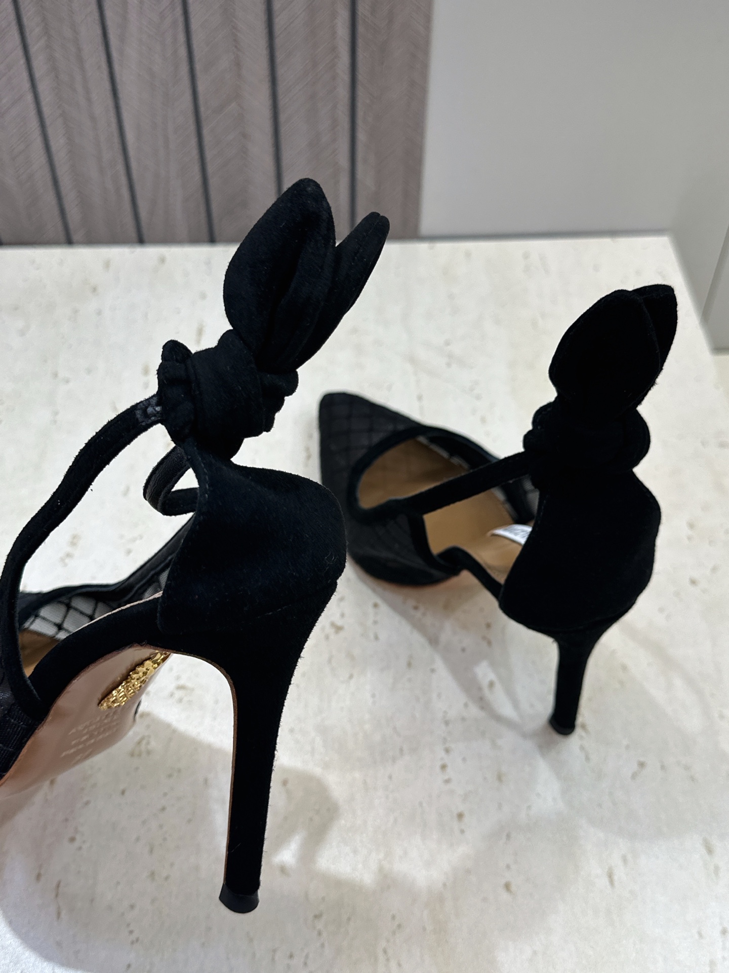 Aquazzura 2026春夏新款蝴蝶结拼色女鞋 菠萝鞋字母logo五金扣高跟尖头后空凉鞋 材质:鞋面进口羊猄皮拼接环 Aquazzura 2026春夏新款蝴蝶结拼色女鞋 菠萝鞋字母logo五金扣高跟尖头后空凉鞋 材质:鞋面进口羊猄皮拼接环