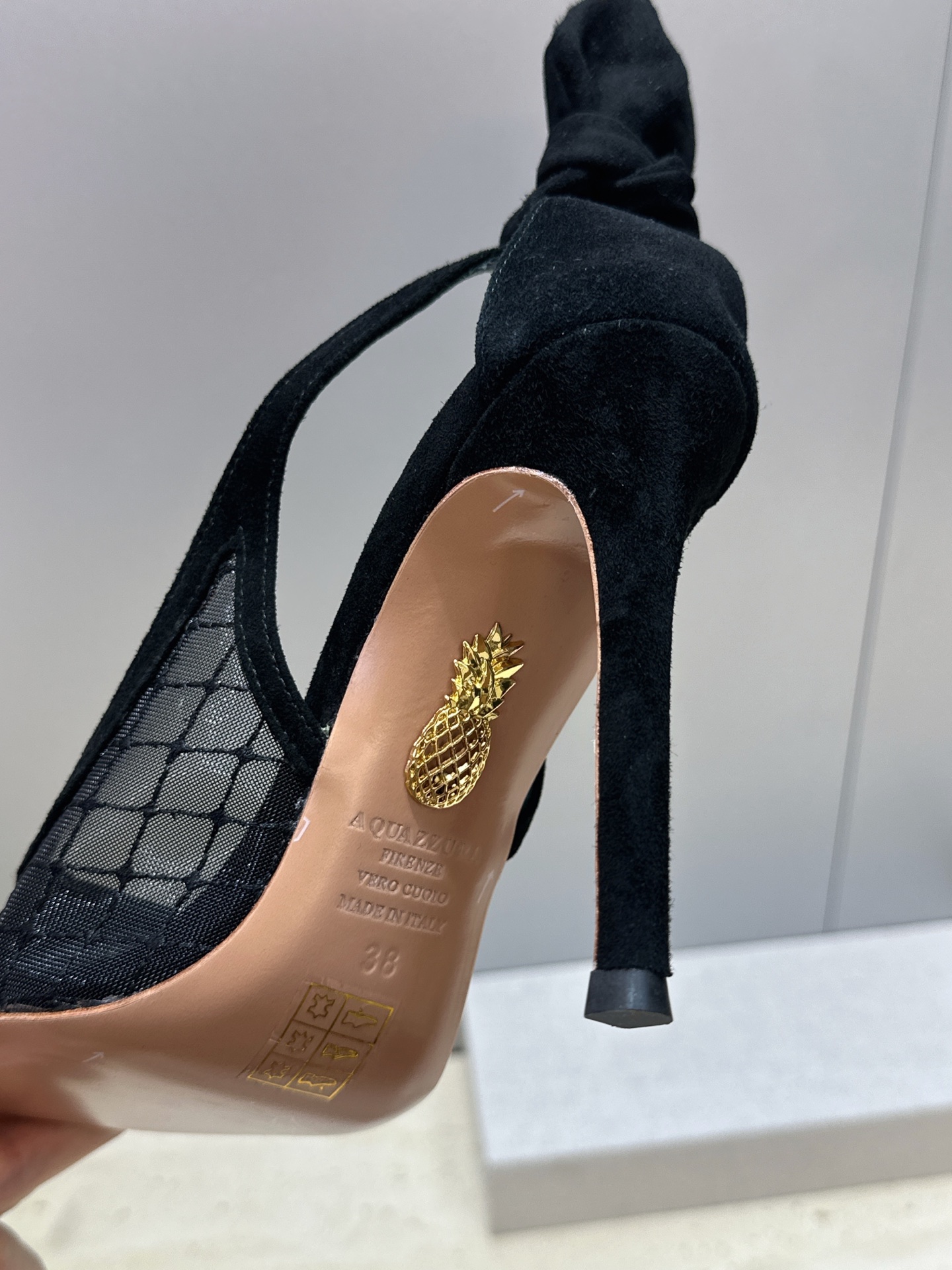 Aquazzura 2026春夏新款蝴蝶结拼色女鞋 菠萝鞋字母logo五金扣高跟尖头后空凉鞋 材质:鞋面进口羊猄皮拼接环 Aquazzura 2026春夏新款蝴蝶结拼色女鞋 菠萝鞋字母logo五金扣高跟尖头后空凉鞋 材质:鞋面进口羊猄皮拼接环
