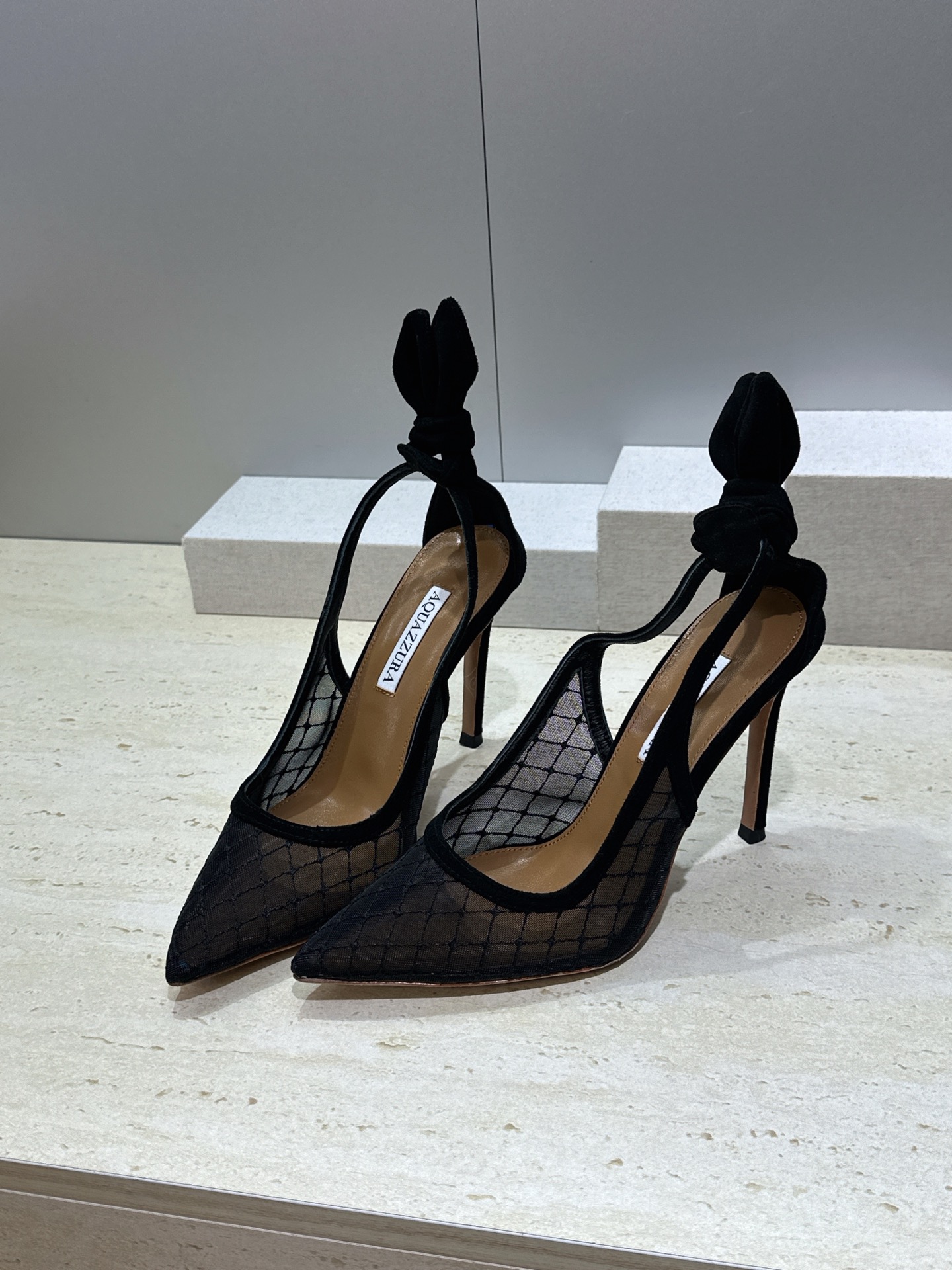 Aquazzura 2026春夏新款蝴蝶结拼色女鞋 菠萝鞋字母logo五金扣高跟尖头后空凉鞋 材质:鞋面进口羊猄皮拼接环 Aquazzura 2026春夏新款蝴蝶结拼色女鞋 菠萝鞋字母logo五金扣高跟尖头后空凉鞋 材质:鞋面进口羊猄皮拼接环