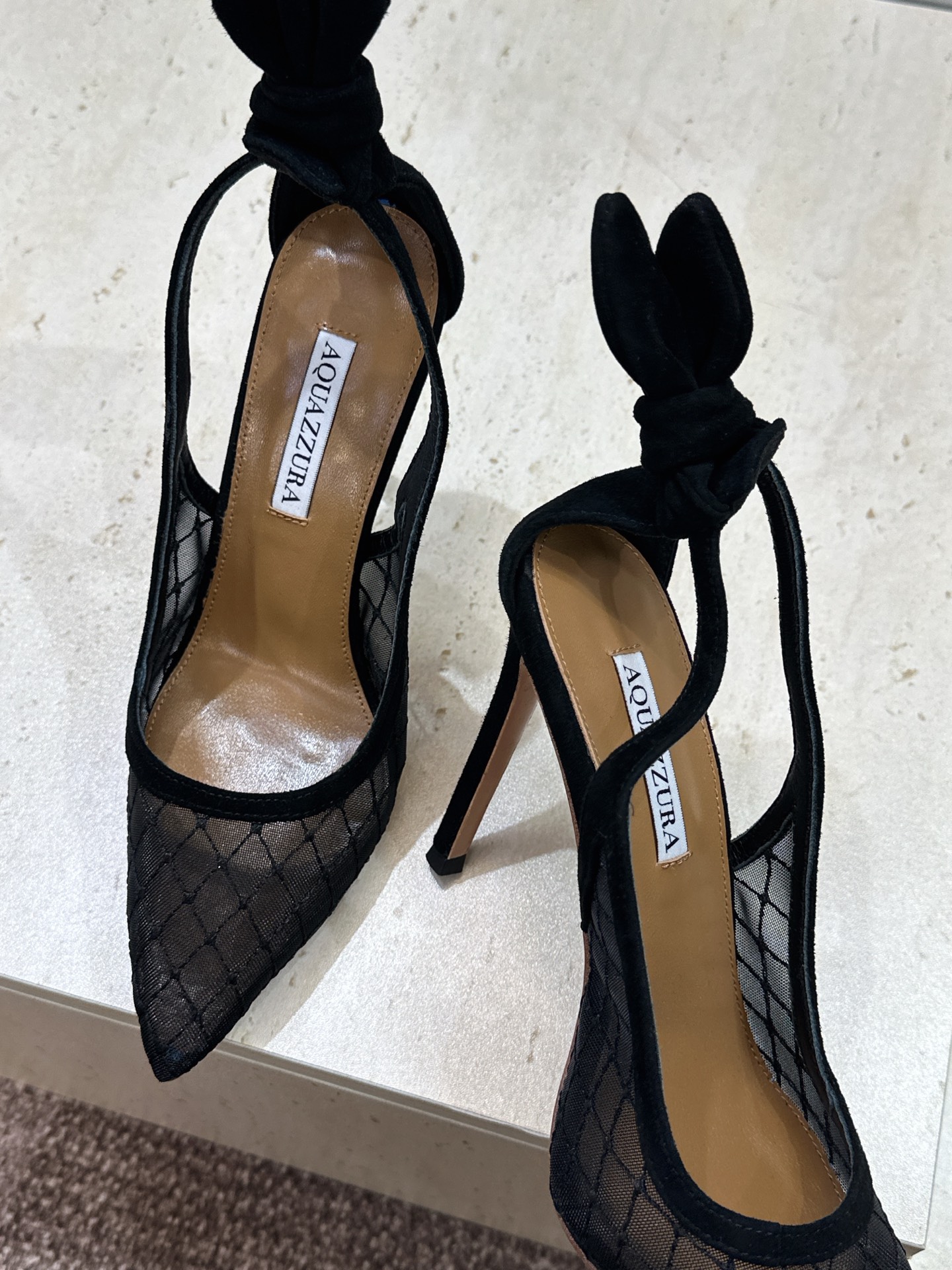 Aquazzura 2026春夏新款蝴蝶结拼色女鞋 菠萝鞋字母logo五金扣高跟尖头后空凉鞋 材质:鞋面进口羊猄皮拼接环 Aquazzura 2026春夏新款蝴蝶结拼色女鞋 菠萝鞋字母logo五金扣高跟尖头后空凉鞋 材质:鞋面进口羊猄皮拼接环