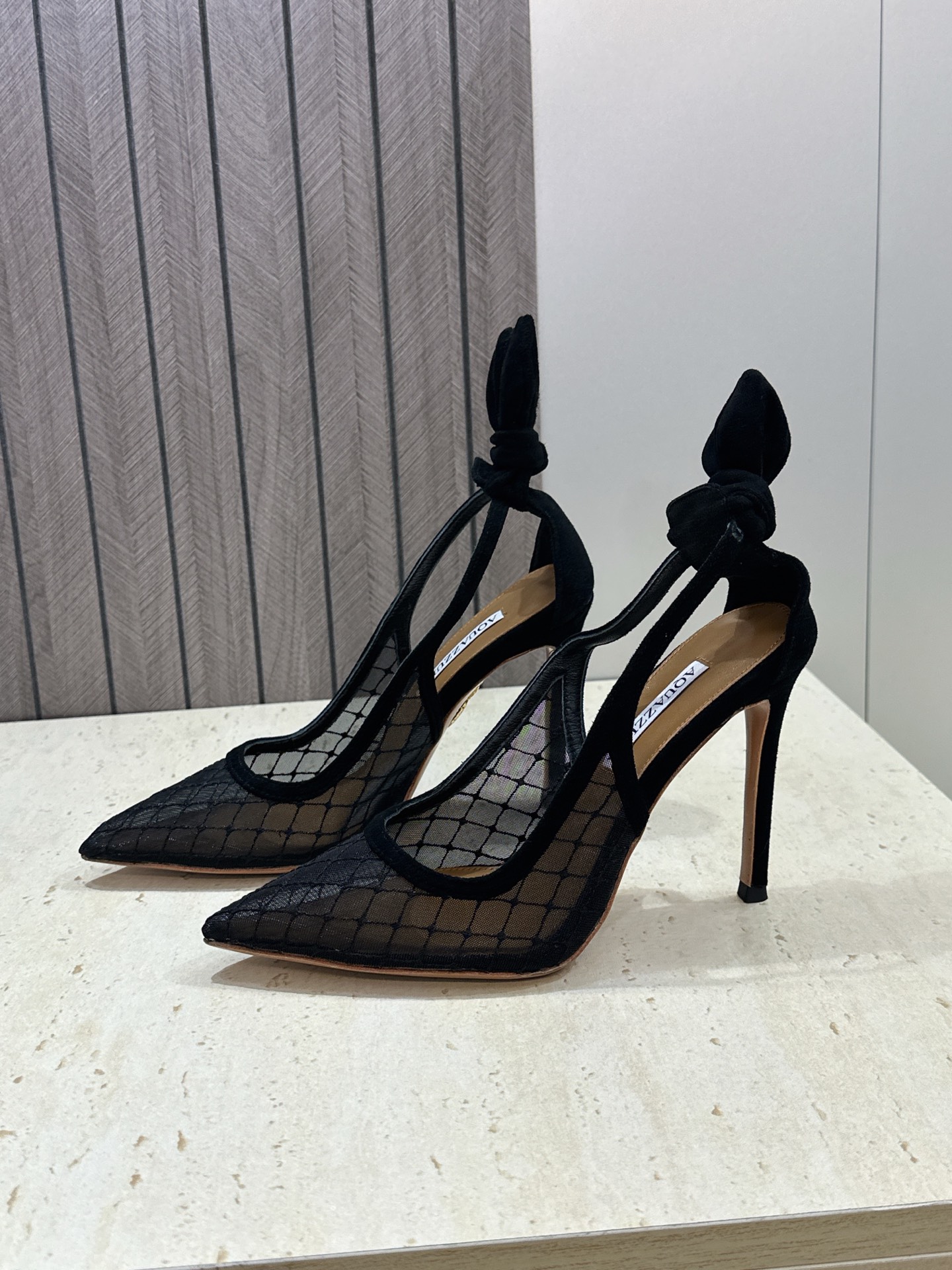 Aquazzura 2026春夏新款蝴蝶结拼色女鞋 菠萝鞋字母logo五金扣高跟尖头后空凉鞋 材质:鞋面进口羊猄皮拼接环 Aquazzura 2026春夏新款蝴蝶结拼色女鞋 菠萝鞋字母logo五金扣高跟尖头后空凉鞋 材质:鞋面进口羊猄皮拼接环
