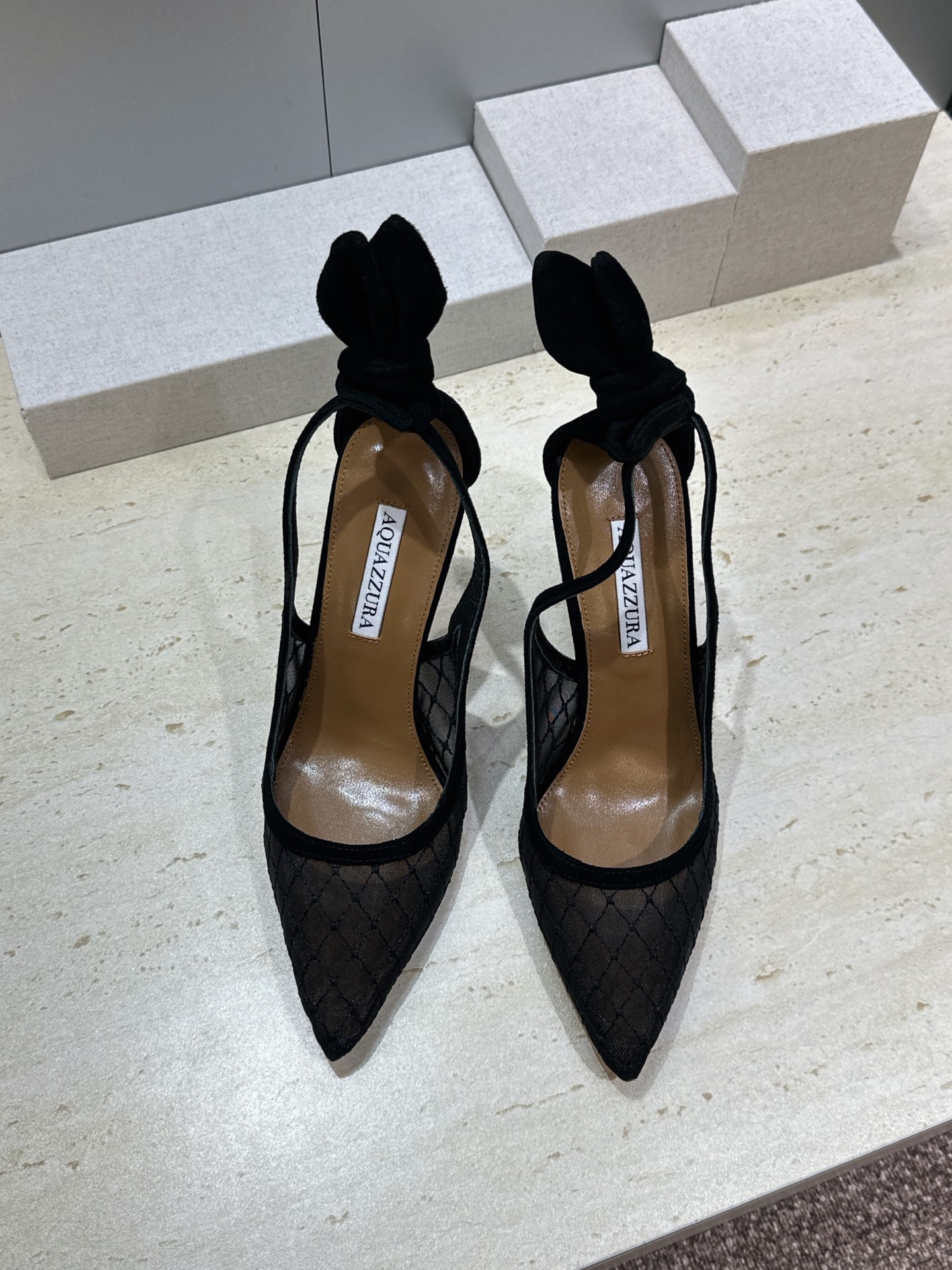 Aquazzura 2026春夏新款蝴蝶结拼色女鞋 菠萝鞋字母logo五金扣高跟尖头后空凉鞋 材质:鞋面进口羊猄皮拼接环 Aquazzura 2026春夏新款蝴蝶结拼色女鞋 菠萝鞋字母logo五金扣高跟尖头后空凉鞋 材质:鞋面进口羊猄皮拼接环
