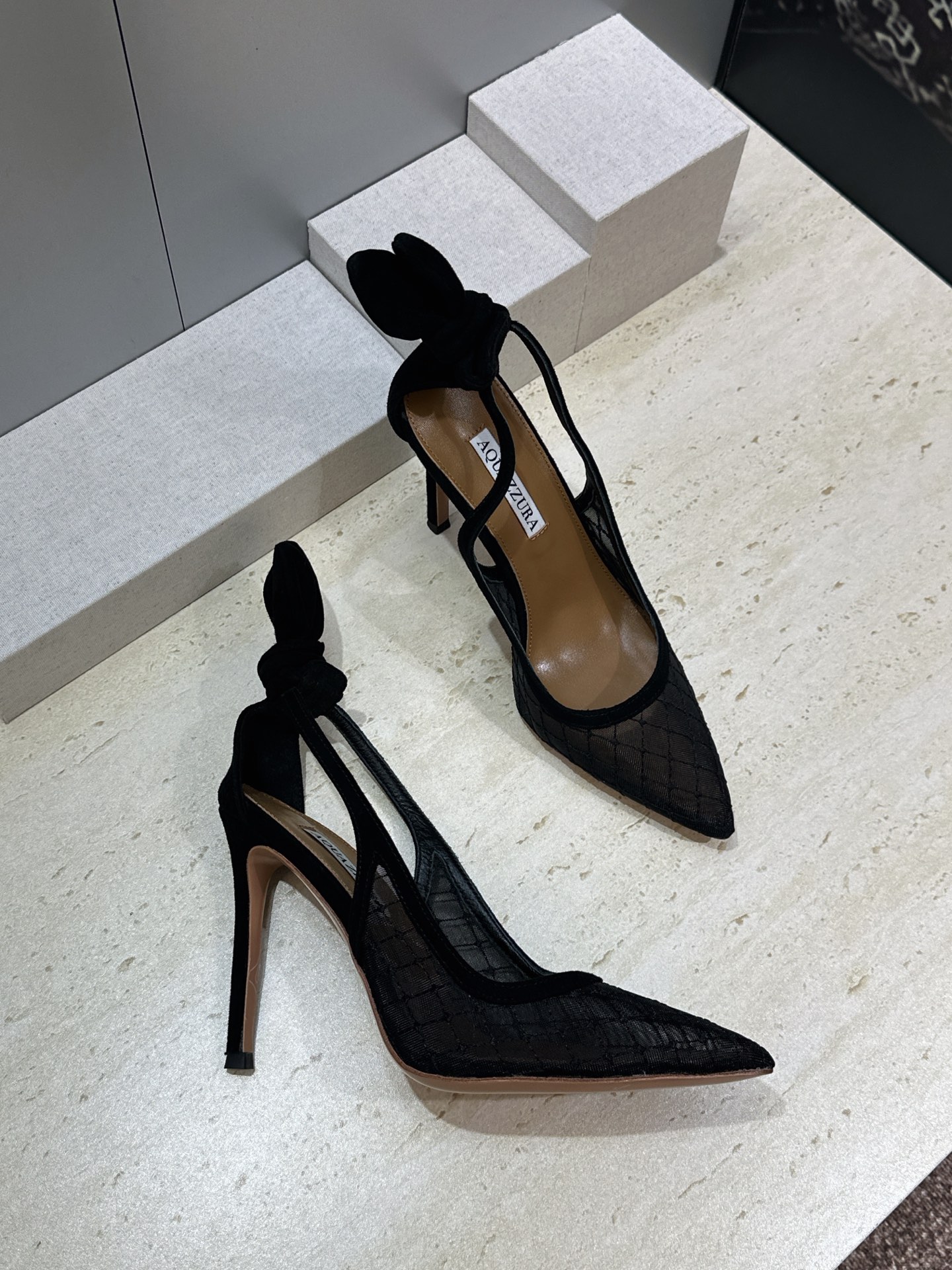 Aquazzura 2026春夏新款蝴蝶结拼色女鞋 菠萝鞋字母logo五金扣高跟尖头后空凉鞋 材质:鞋面进口羊猄皮拼接环 Aquazzura 2026春夏新款蝴蝶结拼色女鞋 菠萝鞋字母logo五金扣高跟尖头后空凉鞋 材质:鞋面进口羊猄皮拼接环