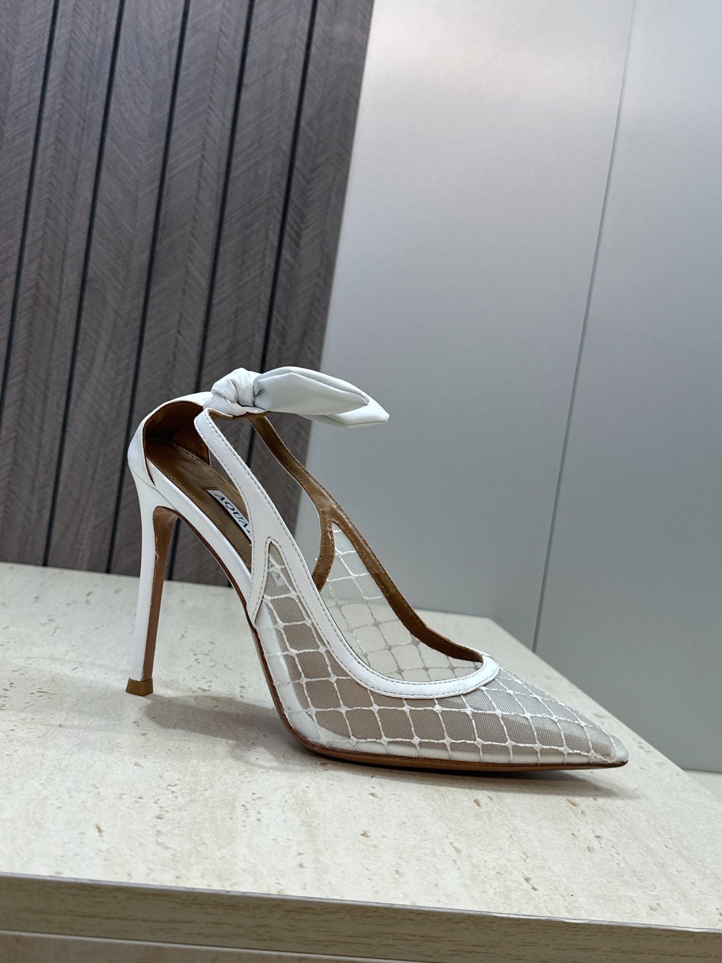 Aquazzura 2026春夏新款蝴蝶结拼色女鞋 菠萝鞋字母logo五金扣高跟尖头后空凉鞋 材质:鞋面进口羊猄皮拼接环 Aquazzura 2026春夏新款蝴蝶结拼色女鞋 菠萝鞋字母logo五金扣高跟尖头后空凉鞋 材质:鞋面进口羊猄皮拼接环