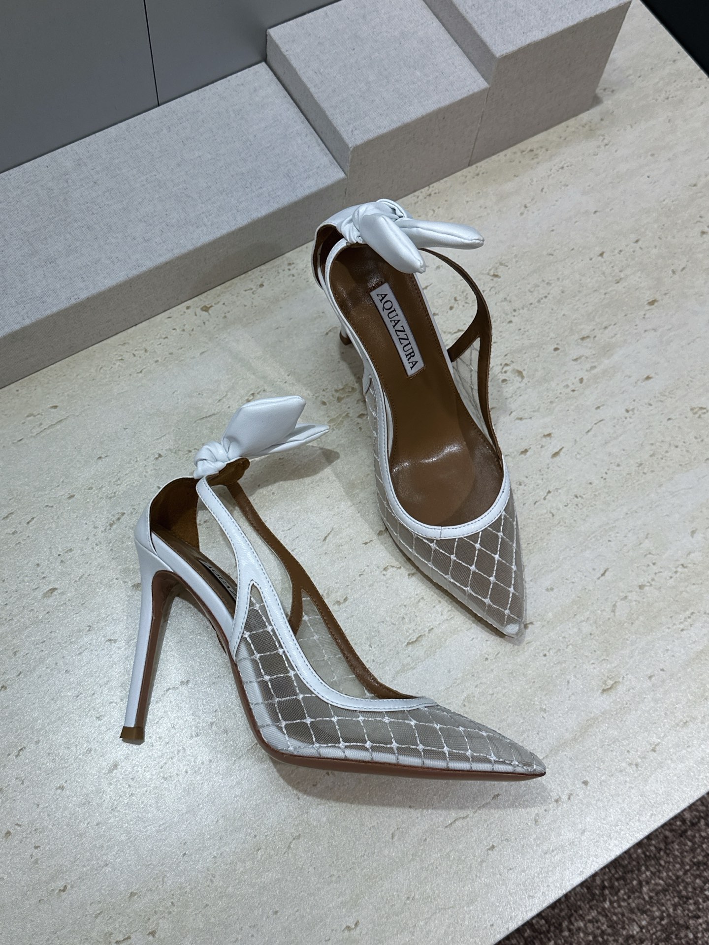 Aquazzura 2026春夏新款蝴蝶结拼色女鞋 菠萝鞋字母logo五金扣高跟尖头后空凉鞋 材质:鞋面进口羊猄皮拼接环 Aquazzura 2026春夏新款蝴蝶结拼色女鞋 菠萝鞋字母logo五金扣高跟尖头后空凉鞋 材质:鞋面进口羊猄皮拼接环