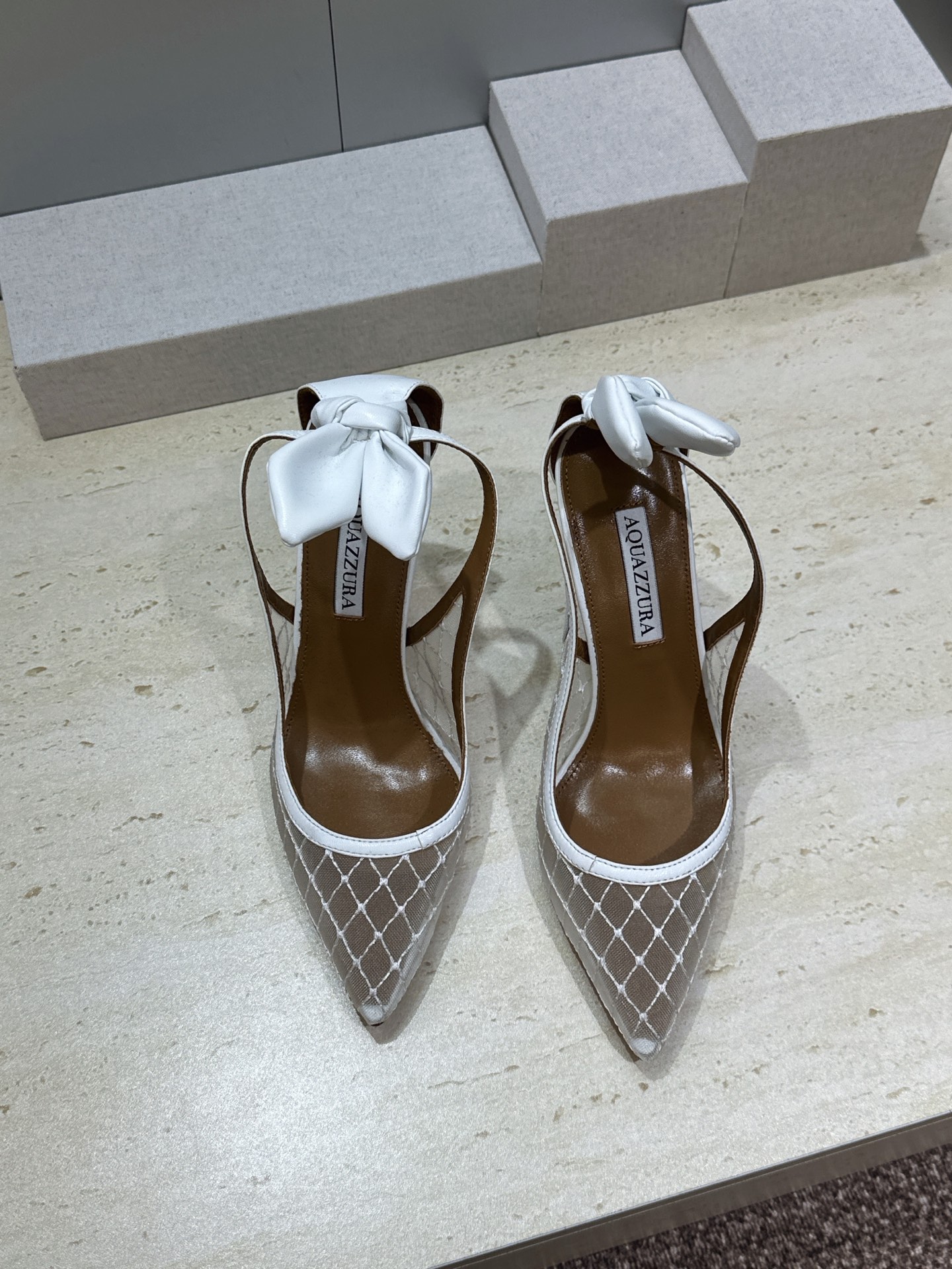 Aquazzura 2026春夏新款蝴蝶结拼色女鞋 菠萝鞋字母logo五金扣高跟尖头后空凉鞋 材质:鞋面进口羊猄皮拼接环 Aquazzura 2026春夏新款蝴蝶结拼色女鞋 菠萝鞋字母logo五金扣高跟尖头后空凉鞋 材质:鞋面进口羊猄皮拼接环