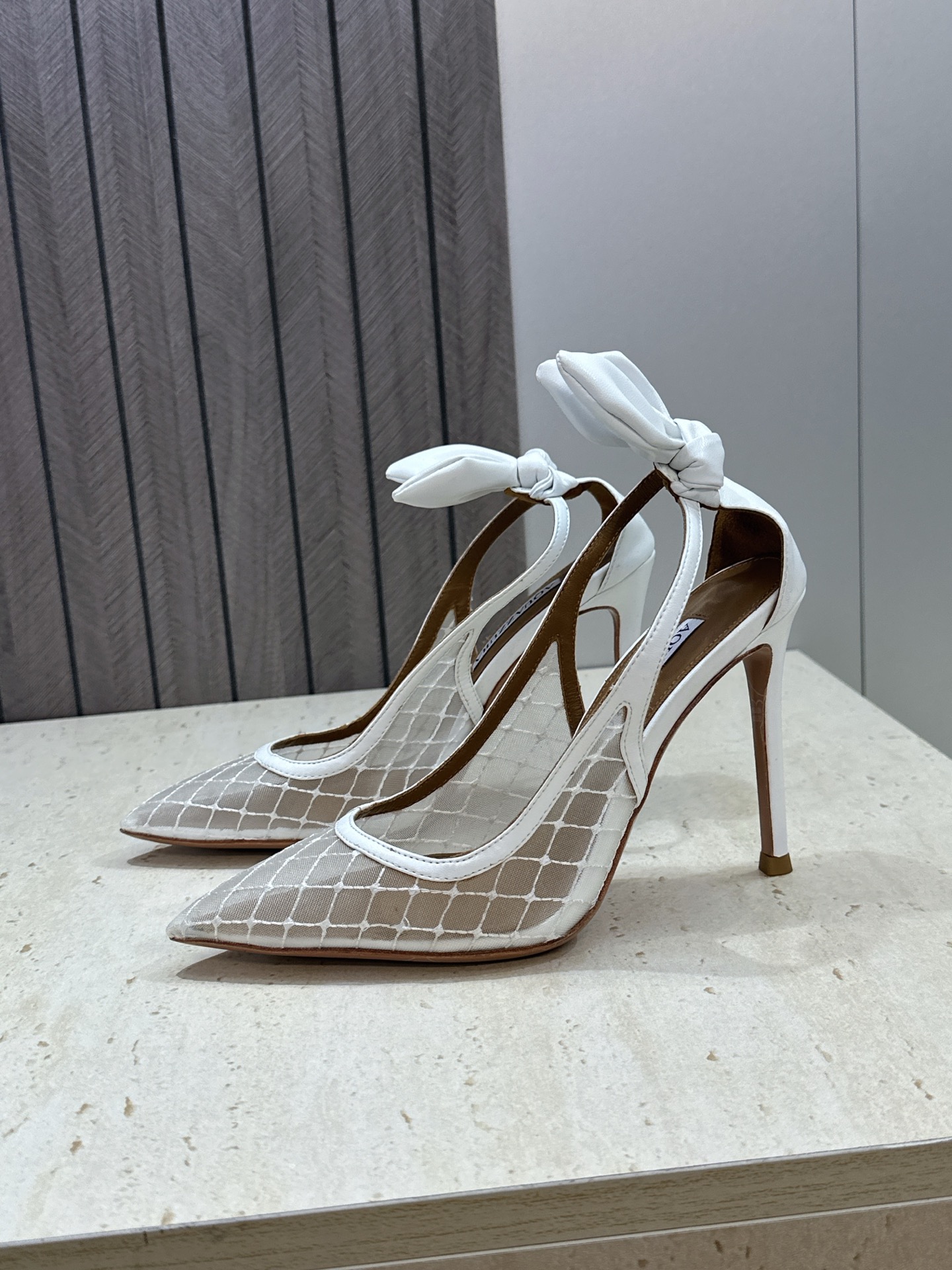 Aquazzura 2026春夏新款蝴蝶结拼色女鞋 菠萝鞋字母logo五金扣高跟尖头后空凉鞋 材质:鞋面进口羊猄皮拼接环 Aquazzura 2026春夏新款蝴蝶结拼色女鞋 菠萝鞋字母logo五金扣高跟尖头后空凉鞋 材质:鞋面进口羊猄皮拼接环