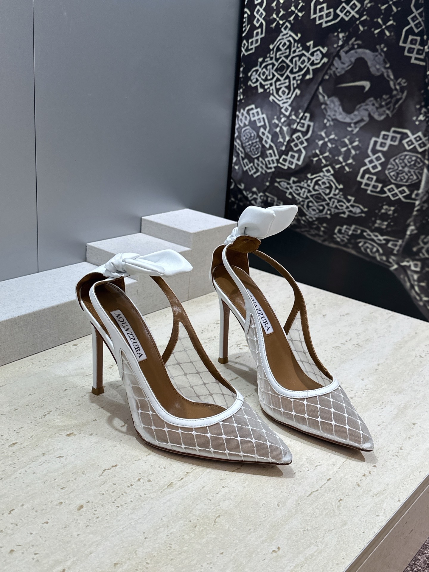 Aquazzura 2026春夏新款蝴蝶结拼色女鞋 菠萝鞋字母logo五金扣高跟尖头后空凉鞋 材质:鞋面进口羊猄皮拼接环 Aquazzura 2026春夏新款蝴蝶结拼色女鞋 菠萝鞋字母logo五金扣高跟尖头后空凉鞋 材质:鞋面进口羊猄皮拼接环