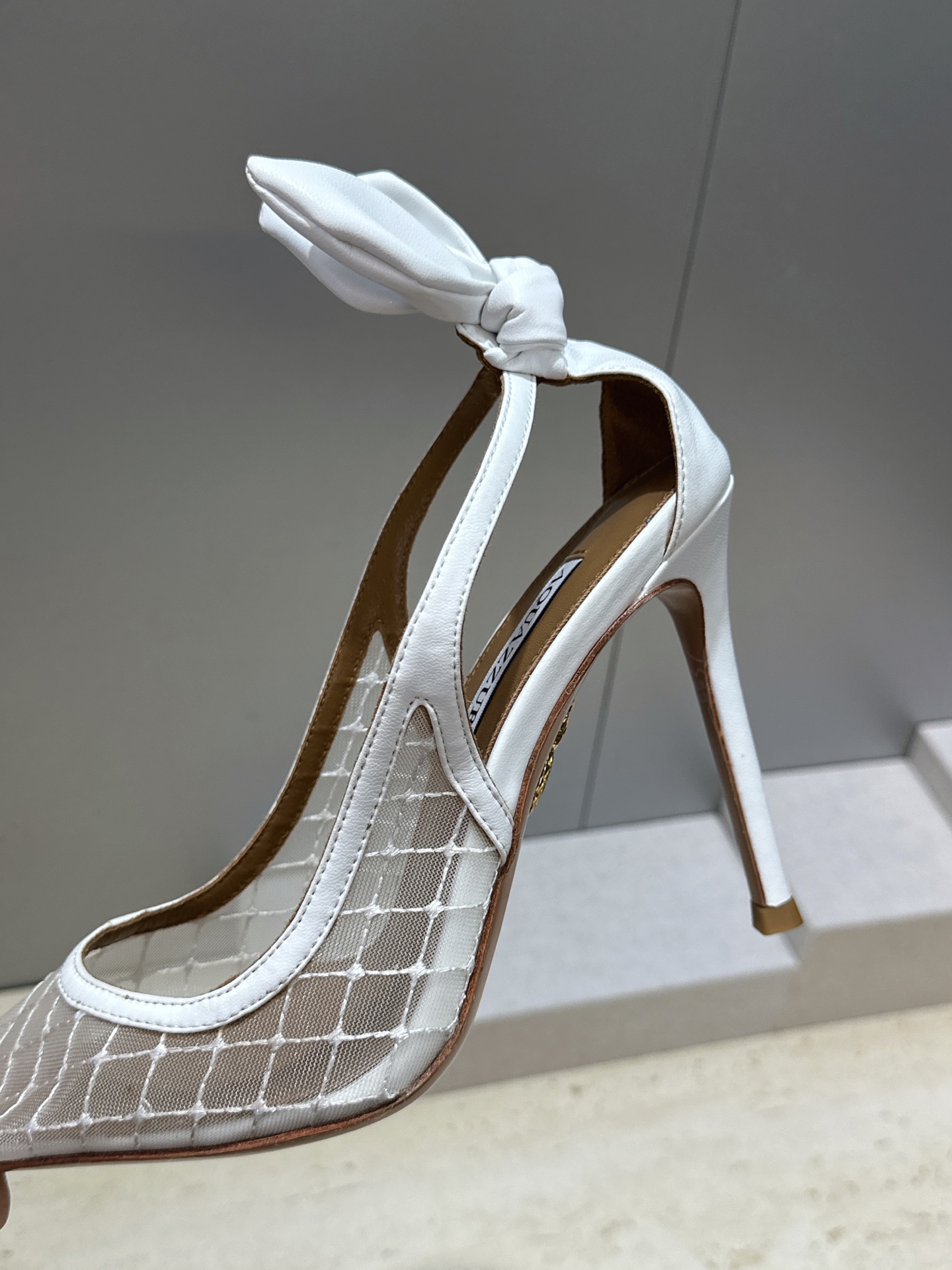 Aquazzura 2026春夏新款蝴蝶结拼色女鞋 菠萝鞋字母logo五金扣高跟尖头后空凉鞋 材质:鞋面进口羊猄皮拼接环 Aquazzura 2026春夏新款蝴蝶结拼色女鞋 菠萝鞋字母logo五金扣高跟尖头后空凉鞋 材质:鞋面进口羊猄皮拼接环