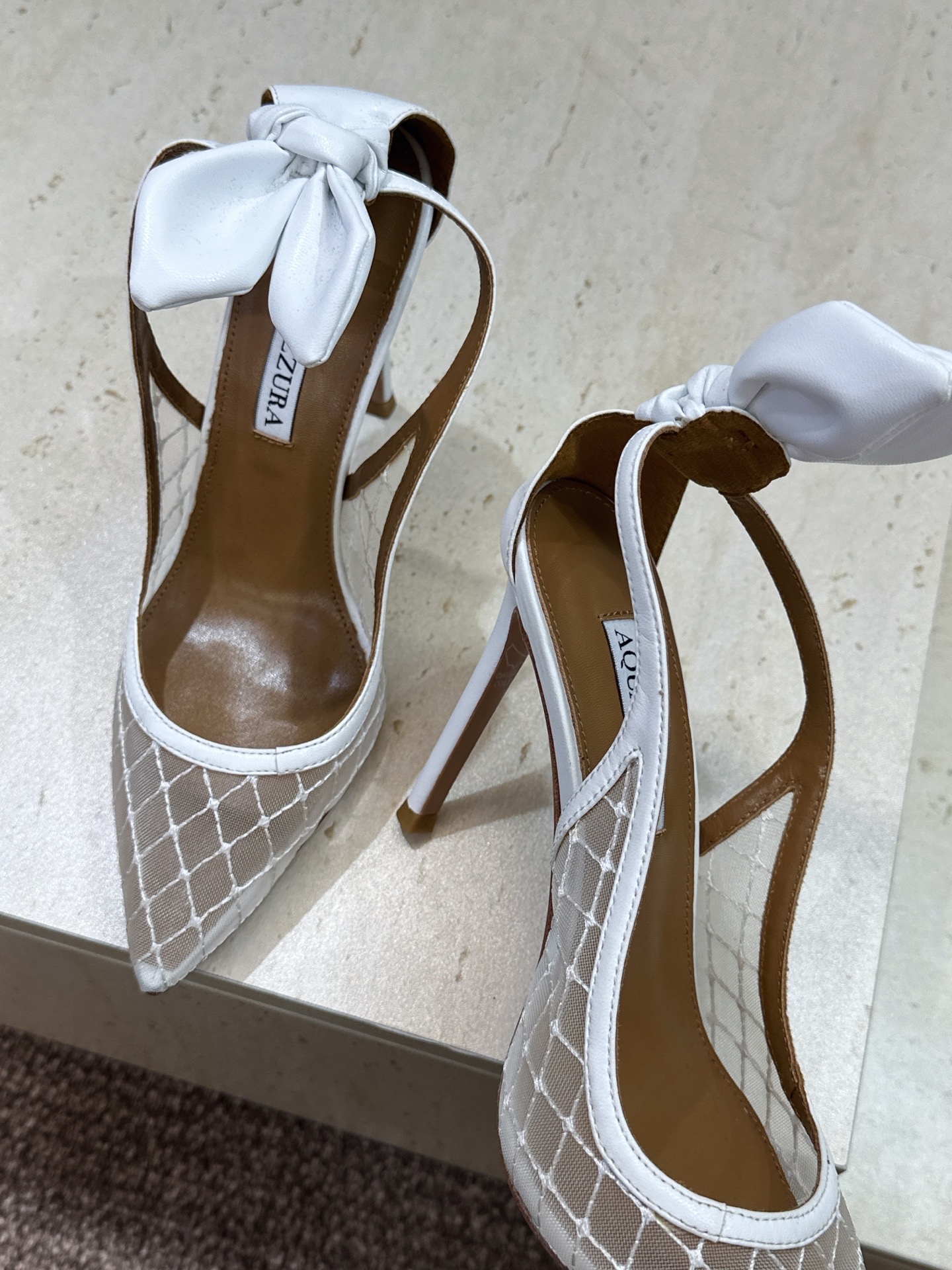 Aquazzura 2026春夏新款蝴蝶结拼色女鞋 菠萝鞋字母logo五金扣高跟尖头后空凉鞋 材质:鞋面进口羊猄皮拼接环 Aquazzura 2026春夏新款蝴蝶结拼色女鞋 菠萝鞋字母logo五金扣高跟尖头后空凉鞋 材质:鞋面进口羊猄皮拼接环