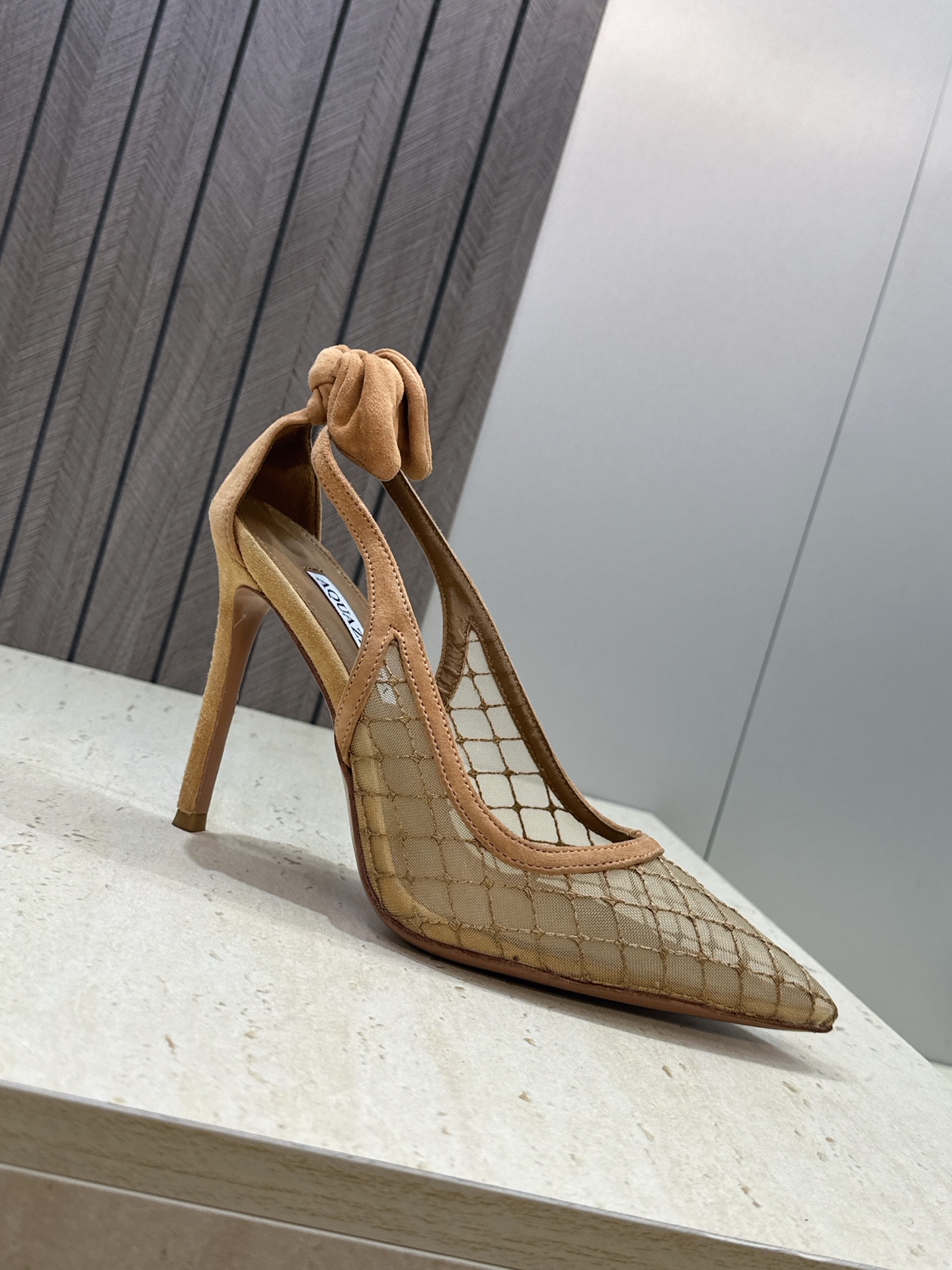 Aquazzura 2026春夏新款蝴蝶结拼色女鞋 菠萝鞋字母logo五金扣高跟尖头后空凉鞋 材质:鞋面进口羊猄皮拼接环 Aquazzura 2026春夏新款蝴蝶结拼色女鞋 菠萝鞋字母logo五金扣高跟尖头后空凉鞋 材质:鞋面进口羊猄皮拼接环