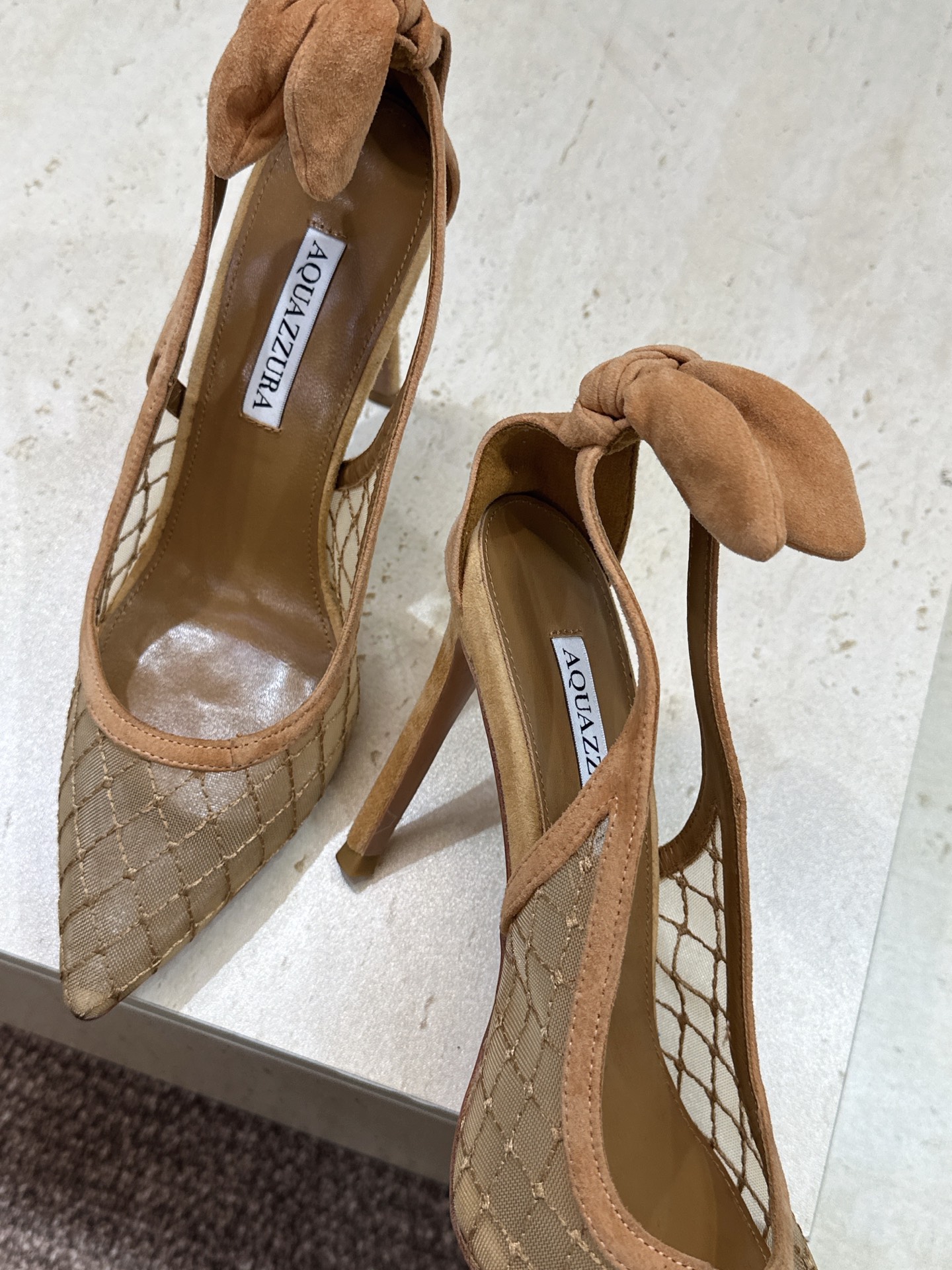 Aquazzura 2026春夏新款蝴蝶结拼色女鞋 菠萝鞋字母logo五金扣高跟尖头后空凉鞋 材质:鞋面进口羊猄皮拼接环 Aquazzura 2026春夏新款蝴蝶结拼色女鞋 菠萝鞋字母logo五金扣高跟尖头后空凉鞋 材质:鞋面进口羊猄皮拼接环