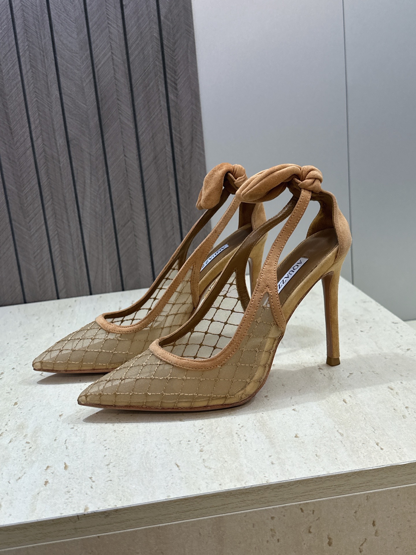 Aquazzura 2026春夏新款蝴蝶结拼色女鞋 菠萝鞋字母logo五金扣高跟尖头后空凉鞋 材质:鞋面进口羊猄皮拼接环 Aquazzura 2026春夏新款蝴蝶结拼色女鞋 菠萝鞋字母logo五金扣高跟尖头后空凉鞋 材质:鞋面进口羊猄皮拼接环