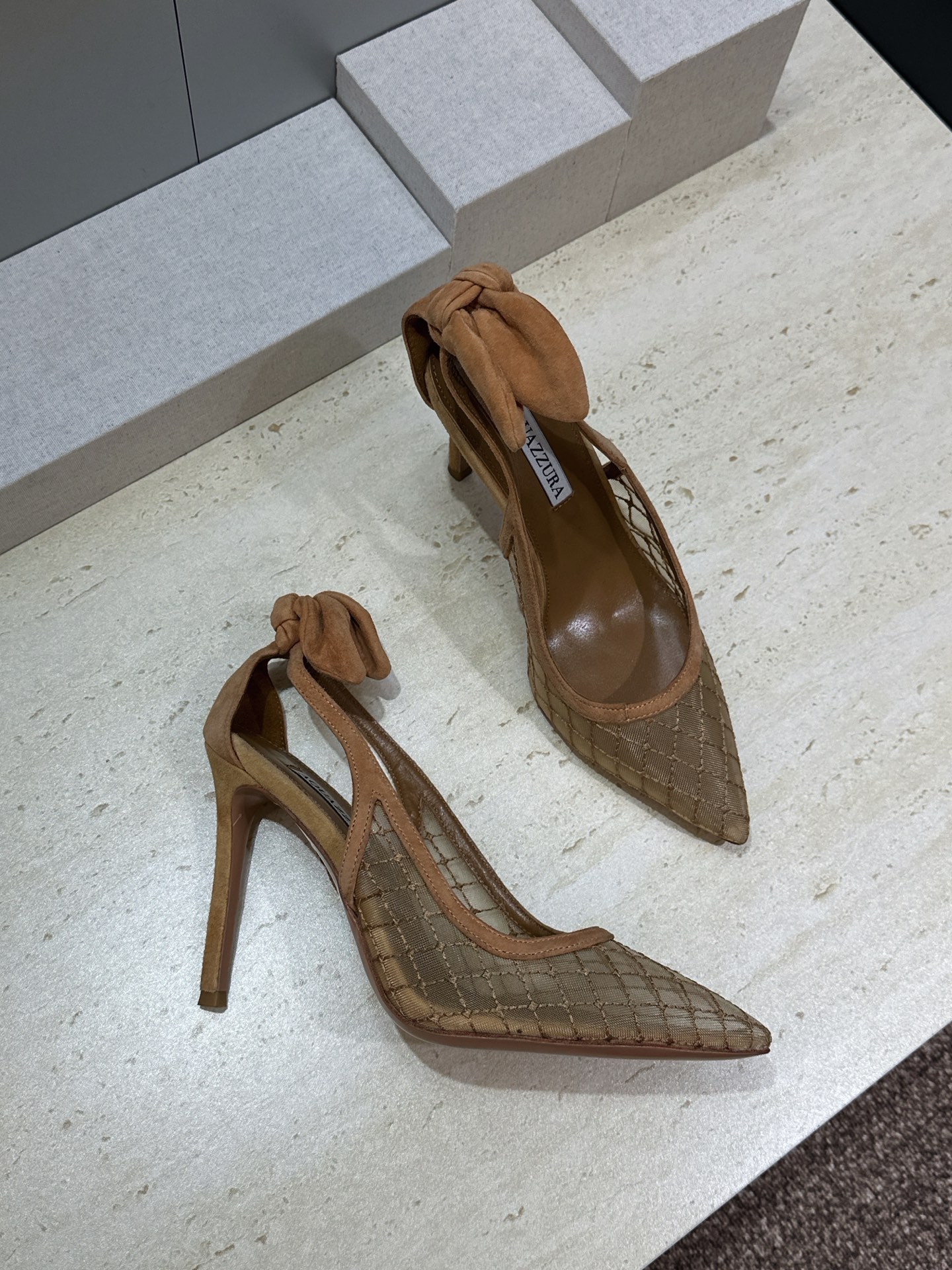 Aquazzura 2026春夏新款蝴蝶结拼色女鞋 菠萝鞋字母logo五金扣高跟尖头后空凉鞋 材质:鞋面进口羊猄皮拼接环 Aquazzura 2026春夏新款蝴蝶结拼色女鞋 菠萝鞋字母logo五金扣高跟尖头后空凉鞋 材质:鞋面进口羊猄皮拼接环