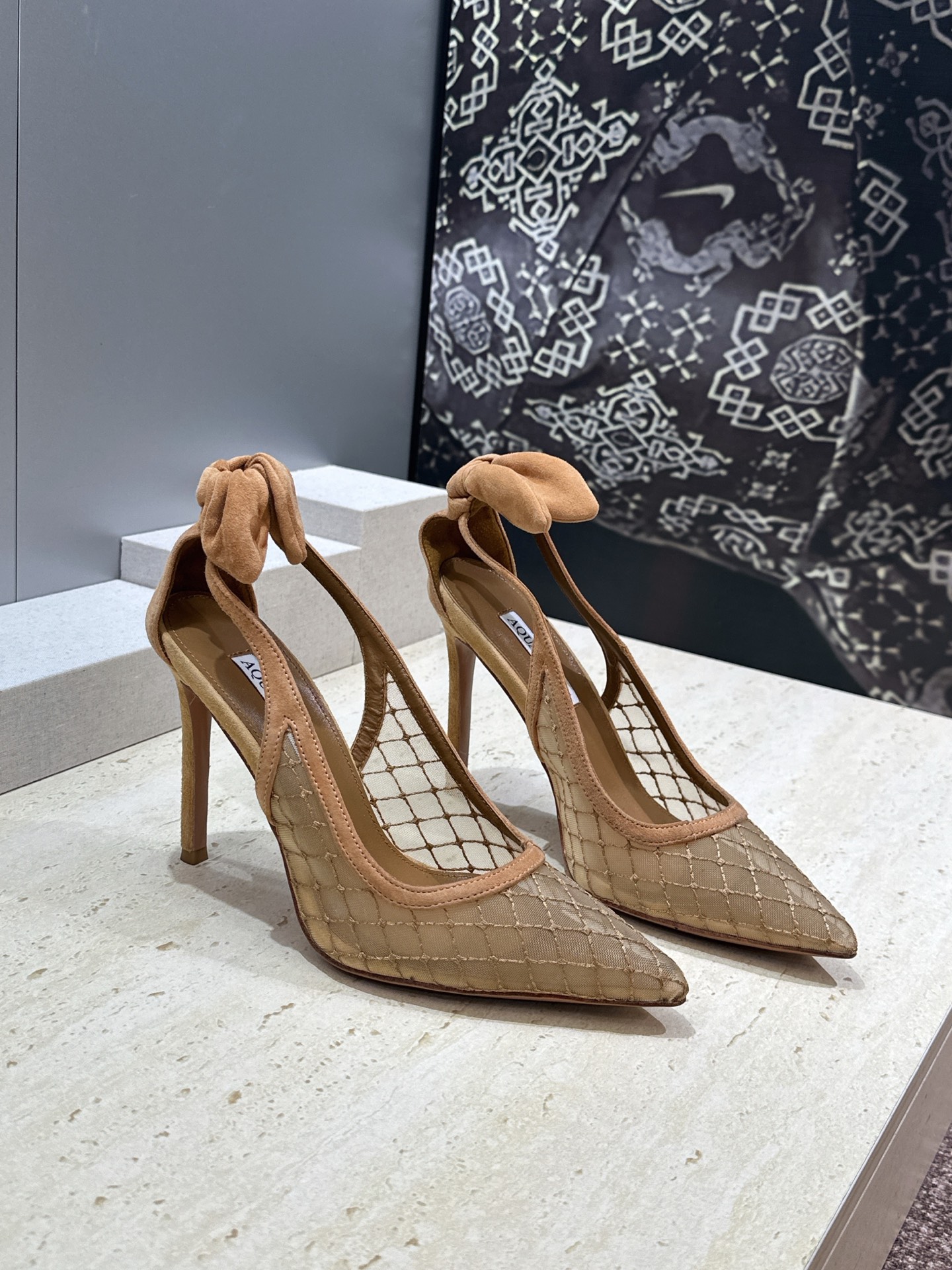NO:926610,Aquazzura 2026 spring and summer new bow color-blocked women's shoes, pineapple shoes, letter logo hardware buckle, high heel, pointed toe, empty back sandals. Material: imported sheep leather upper, environmentally friendly breathable lace mesh + water-dyed sheepskin lining + Italian genuine leather outsole. Heel height 10.5cm. Size34-42 (34 40 41 42 customized and non-returnable), high-heeled sandals, sandals, high  heels,sheepskin,sheep,leather soles19860909Aquazzura 2026春夏新款蝴蝶结拼色女鞋 菠萝鞋字母logo五金扣高跟尖头后空凉鞋 材质:鞋面进口羊猄皮拼接环保透气蕾丝网面+水染羊皮内里+意大利真皮大底 跟高10.5cm Size34-42（34 40 41 42 定做不退换）,高跟鞋凉鞋,sandals,high heels,sheepskin,sheep,Leather soles,Women's Shoes