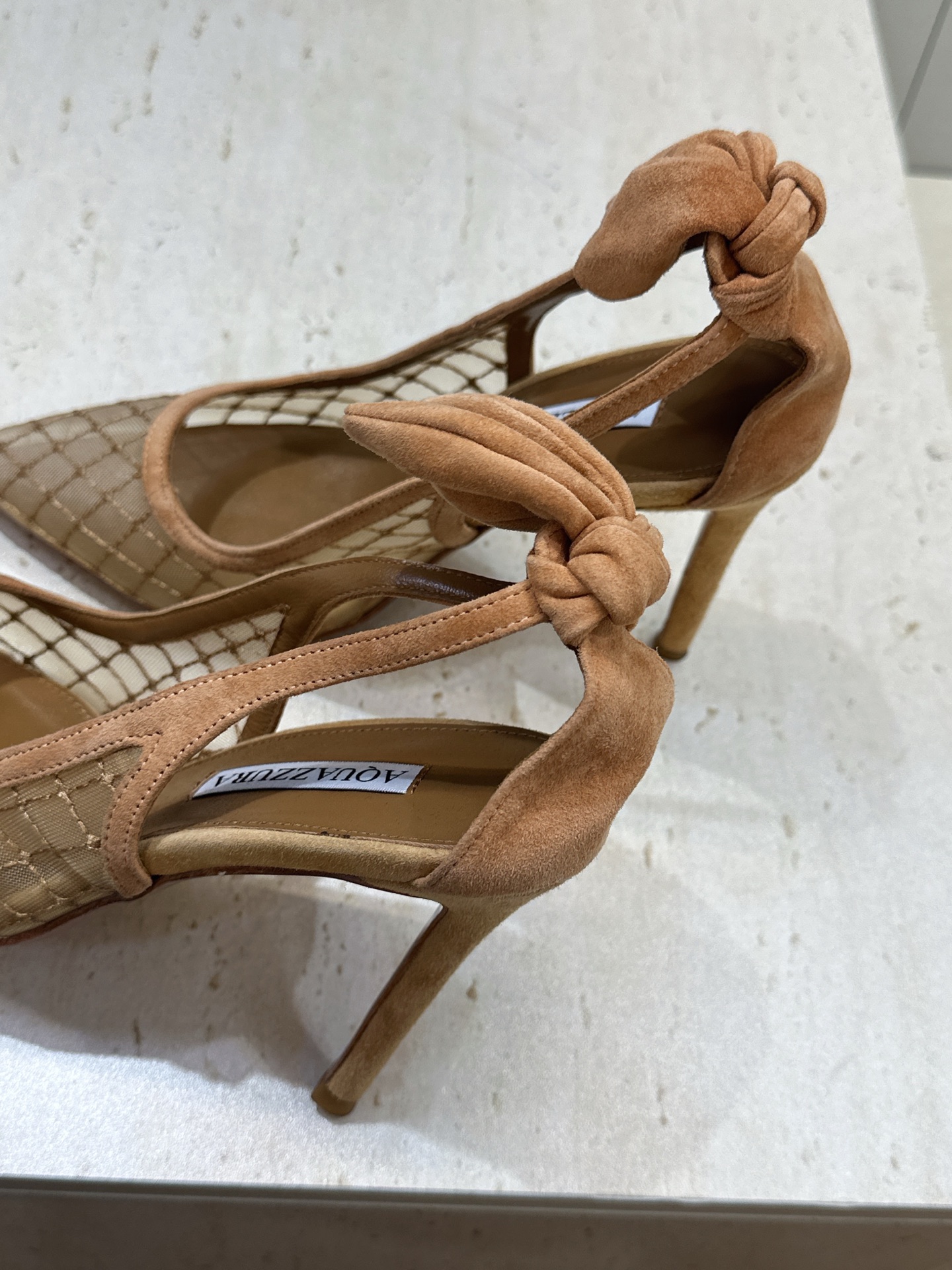Aquazzura 2026春夏新款蝴蝶结拼色女鞋 菠萝鞋字母logo五金扣高跟尖头后空凉鞋 材质:鞋面进口羊猄皮拼接环 Aquazzura 2026春夏新款蝴蝶结拼色女鞋 菠萝鞋字母logo五金扣高跟尖头后空凉鞋 材质:鞋面进口羊猄皮拼接环