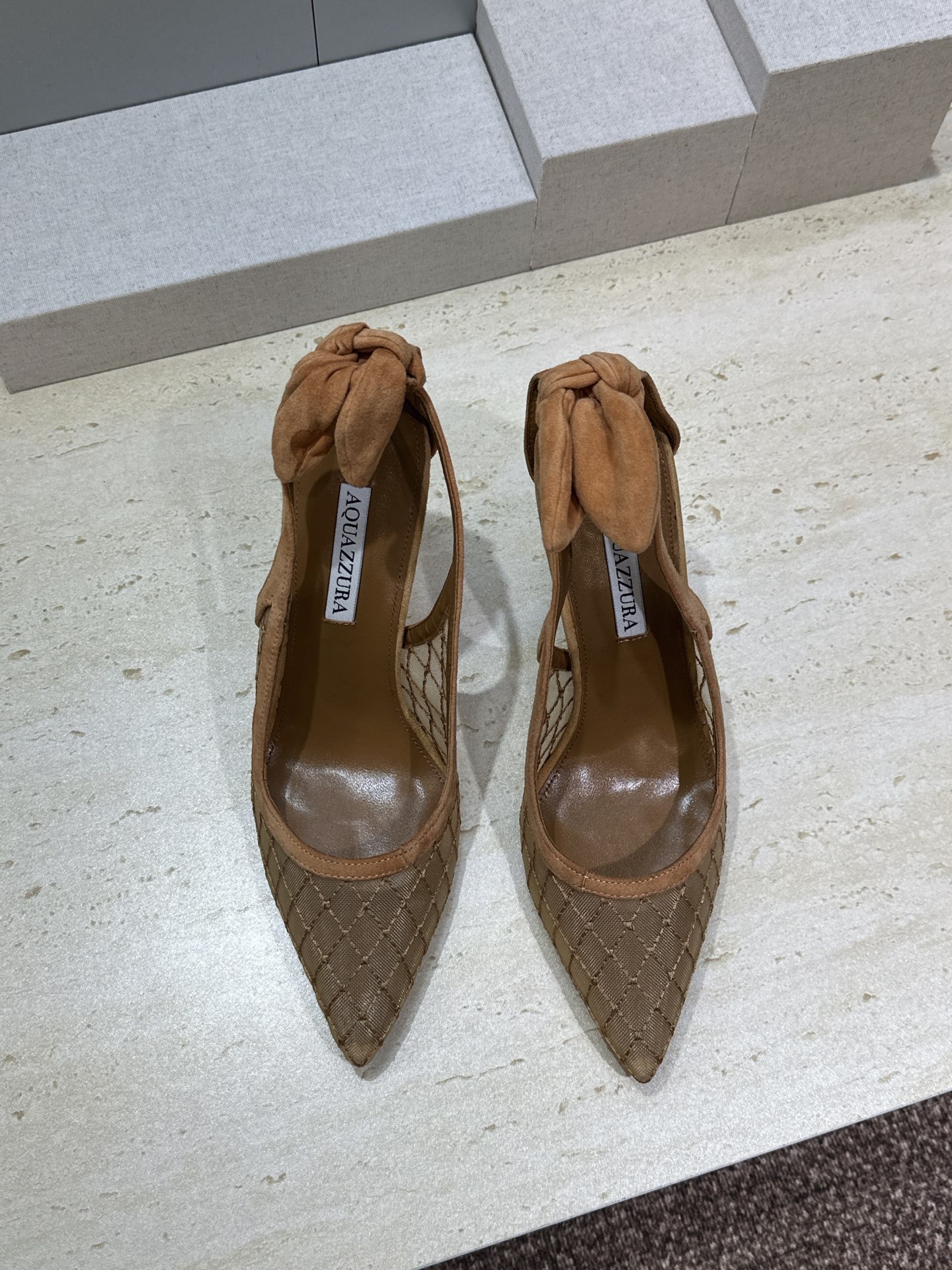 Aquazzura 2026春夏新款蝴蝶结拼色女鞋 菠萝鞋字母logo五金扣高跟尖头后空凉鞋 材质:鞋面进口羊猄皮拼接环 Aquazzura 2026春夏新款蝴蝶结拼色女鞋 菠萝鞋字母logo五金扣高跟尖头后空凉鞋 材质:鞋面进口羊猄皮拼接环