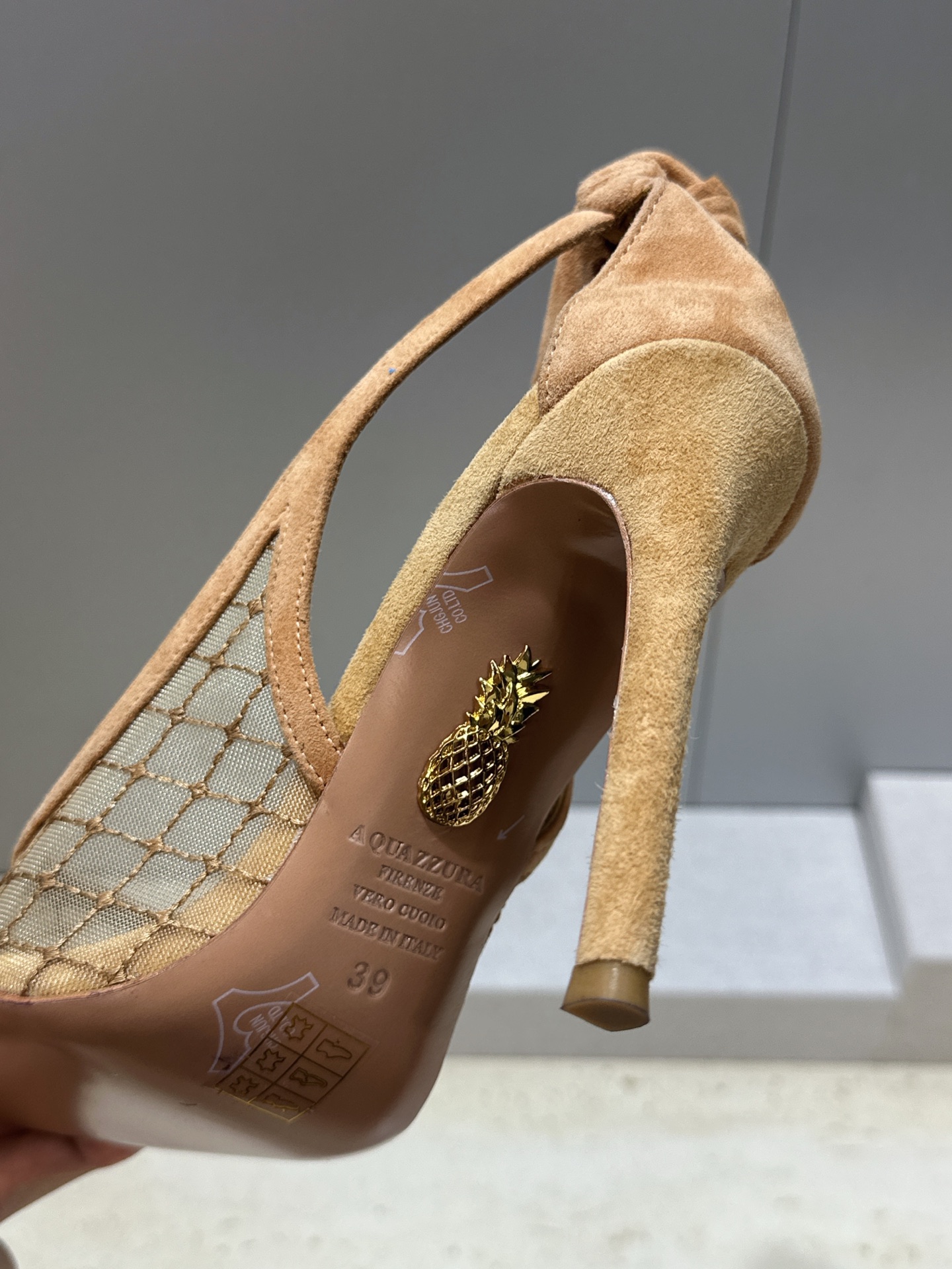 Aquazzura 2026春夏新款蝴蝶结拼色女鞋 菠萝鞋字母logo五金扣高跟尖头后空凉鞋 材质:鞋面进口羊猄皮拼接环 Aquazzura 2026春夏新款蝴蝶结拼色女鞋 菠萝鞋字母logo五金扣高跟尖头后空凉鞋 材质:鞋面进口羊猄皮拼接环