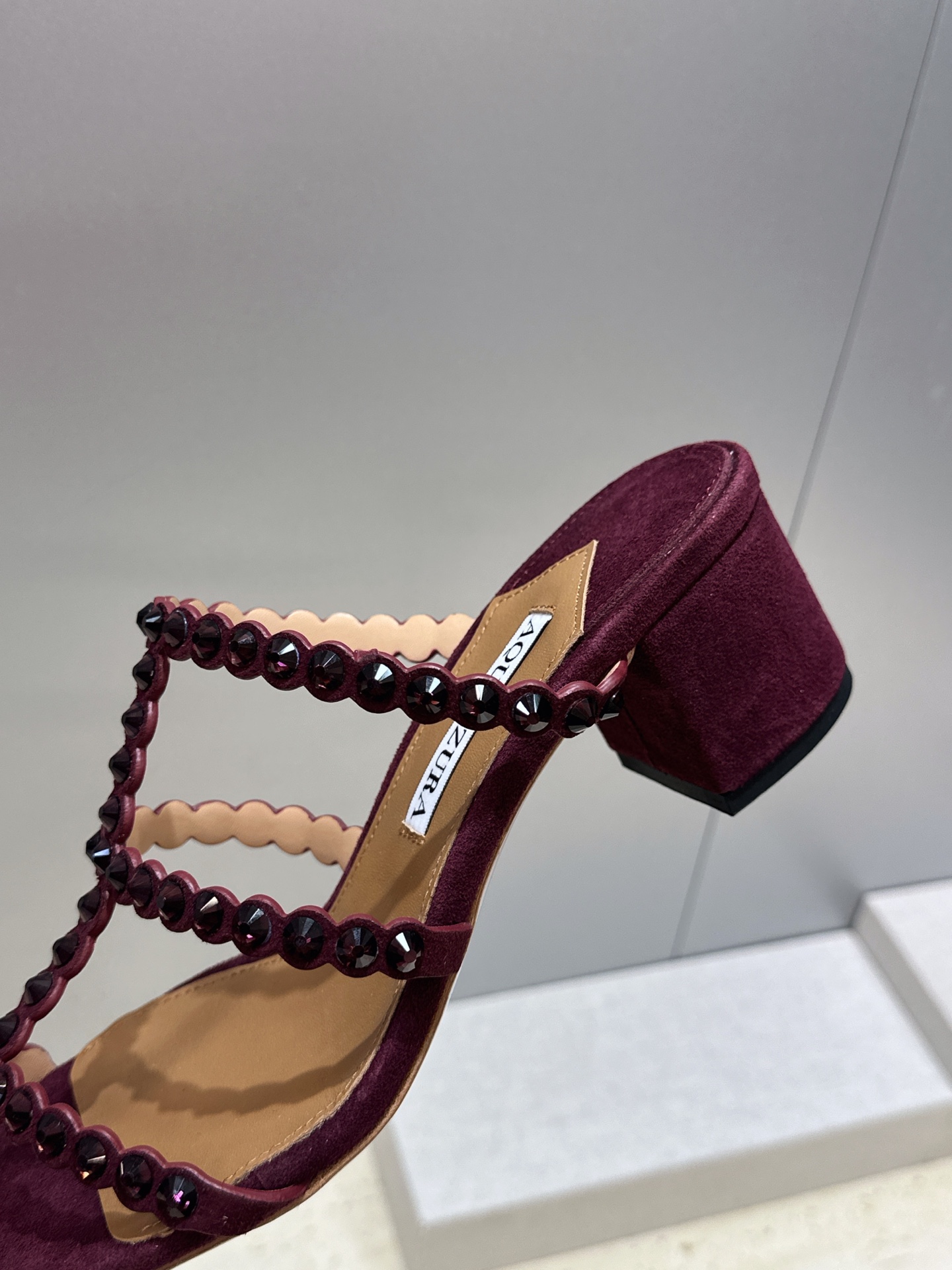 Aquazzura 2026春夏新款水钻中跟拼色女鞋 菠萝鞋字母logo五金扣粗跟圆头露趾凉拖鞋 材质:鞋面进口小牛皮/ Aquazzura 2026春夏新款水钻中跟拼色女鞋 菠萝鞋字母logo五金扣粗跟圆头露趾凉拖鞋 材质:鞋面进口小牛皮/