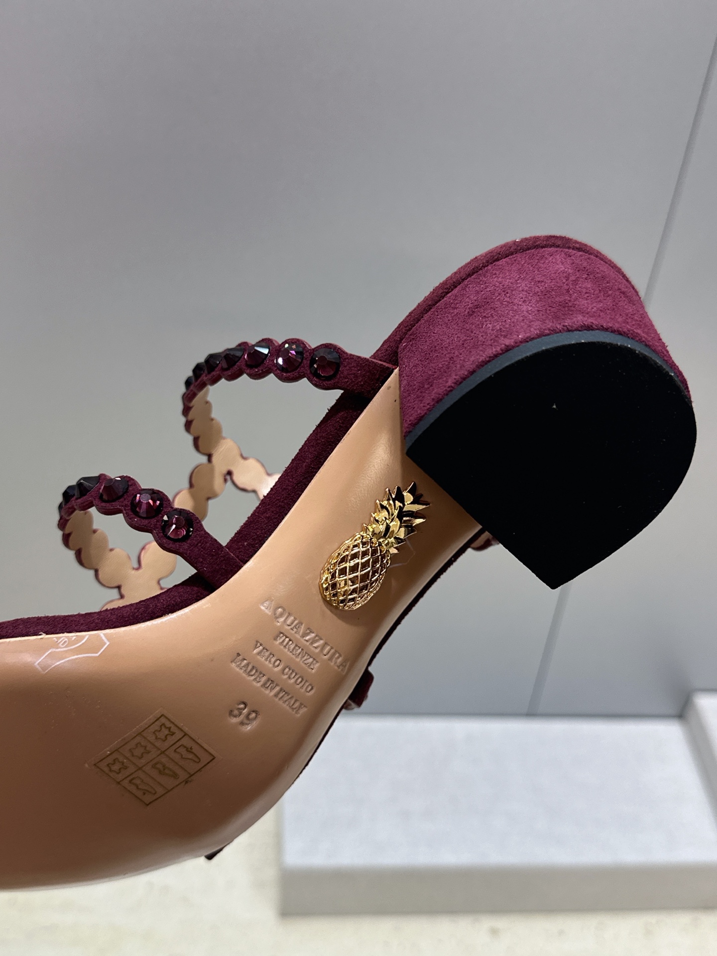 Aquazzura 2026春夏新款水钻中跟拼色女鞋 菠萝鞋字母logo五金扣粗跟圆头露趾凉拖鞋 材质:鞋面进口小牛皮/ Aquazzura 2026春夏新款水钻中跟拼色女鞋 菠萝鞋字母logo五金扣粗跟圆头露趾凉拖鞋 材质:鞋面进口小牛皮/