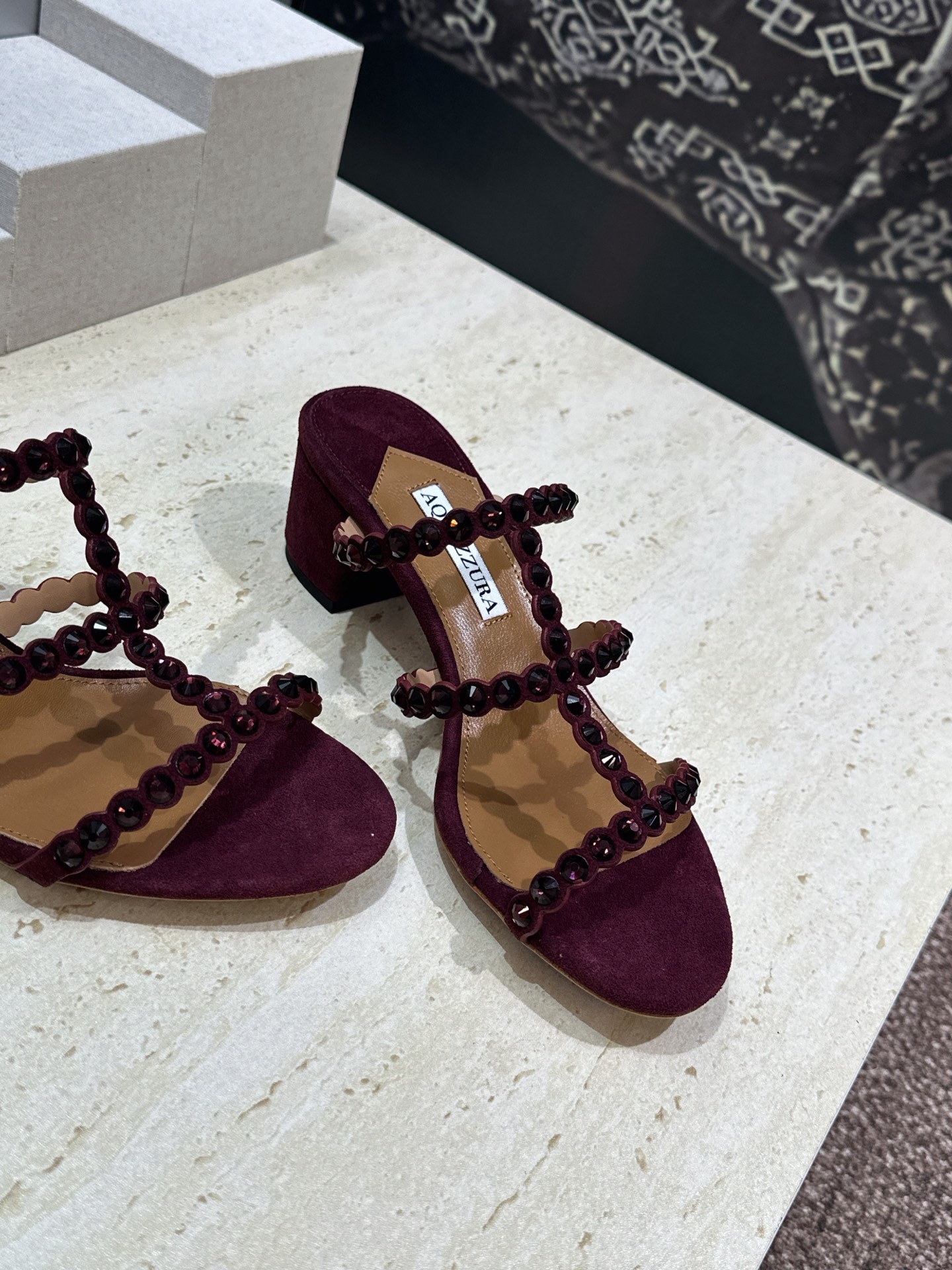 Aquazzura 2026春夏新款水钻中跟拼色女鞋 菠萝鞋字母logo五金扣粗跟圆头露趾凉拖鞋 材质:鞋面进口小牛皮/ Aquazzura 2026春夏新款水钻中跟拼色女鞋 菠萝鞋字母logo五金扣粗跟圆头露趾凉拖鞋 材质:鞋面进口小牛皮/