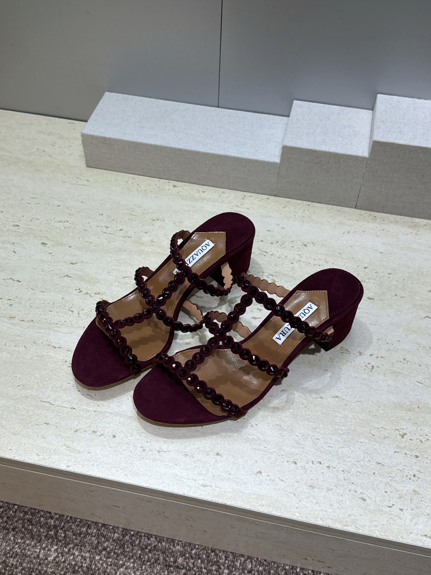 Aquazzura 2026春夏新款水钻中跟拼色女鞋 菠萝鞋字母logo五金扣粗跟圆头露趾凉拖鞋 材质:鞋面进口小牛皮/ Aquazzura 2026春夏新款水钻中跟拼色女鞋 菠萝鞋字母logo五金扣粗跟圆头露趾凉拖鞋 材质:鞋面进口小牛皮/