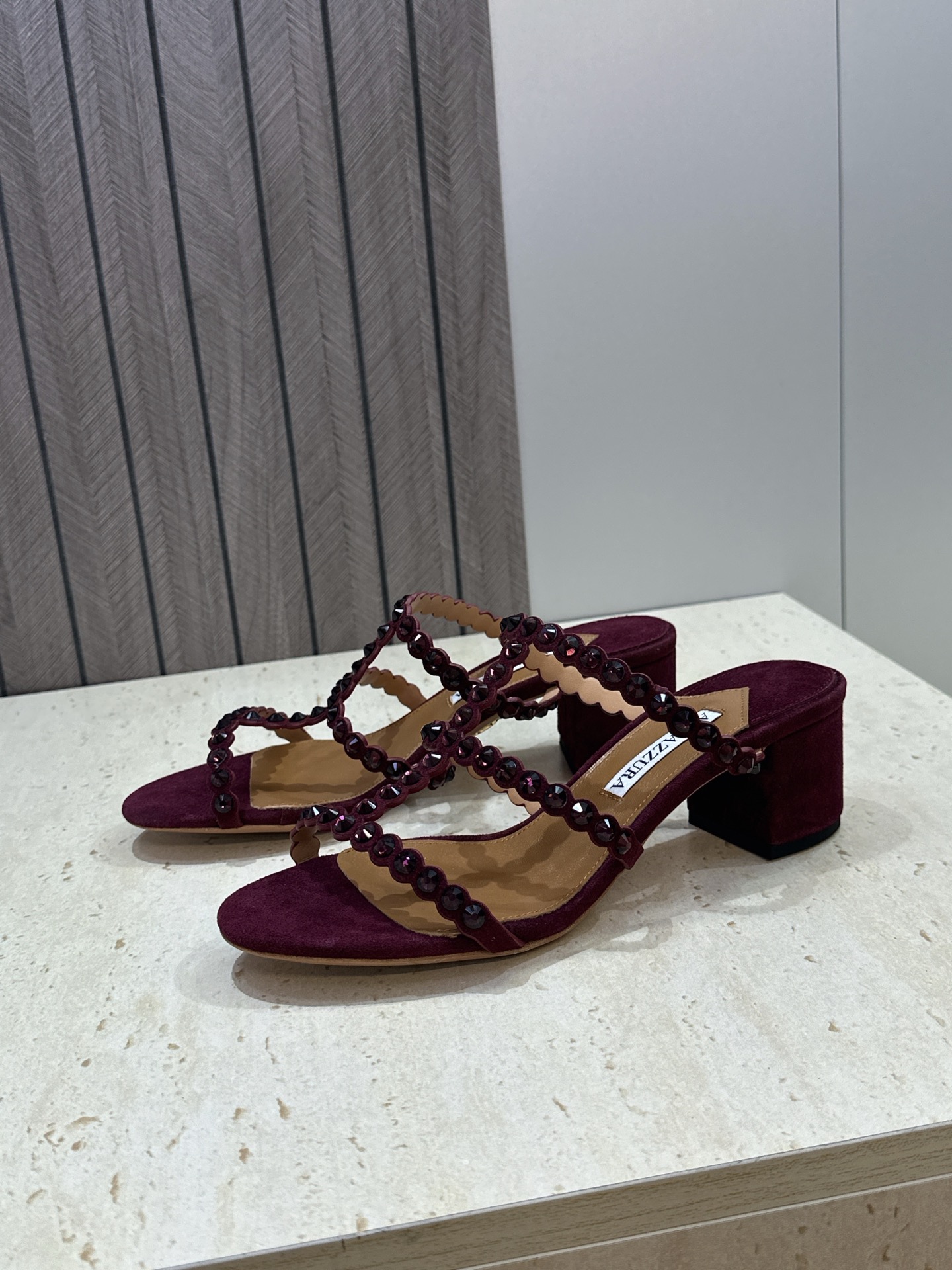 Aquazzura 2026春夏新款水钻中跟拼色女鞋 菠萝鞋字母logo五金扣粗跟圆头露趾凉拖鞋 材质:鞋面进口小牛皮/ Aquazzura 2026春夏新款水钻中跟拼色女鞋 菠萝鞋字母logo五金扣粗跟圆头露趾凉拖鞋 材质:鞋面进口小牛皮/