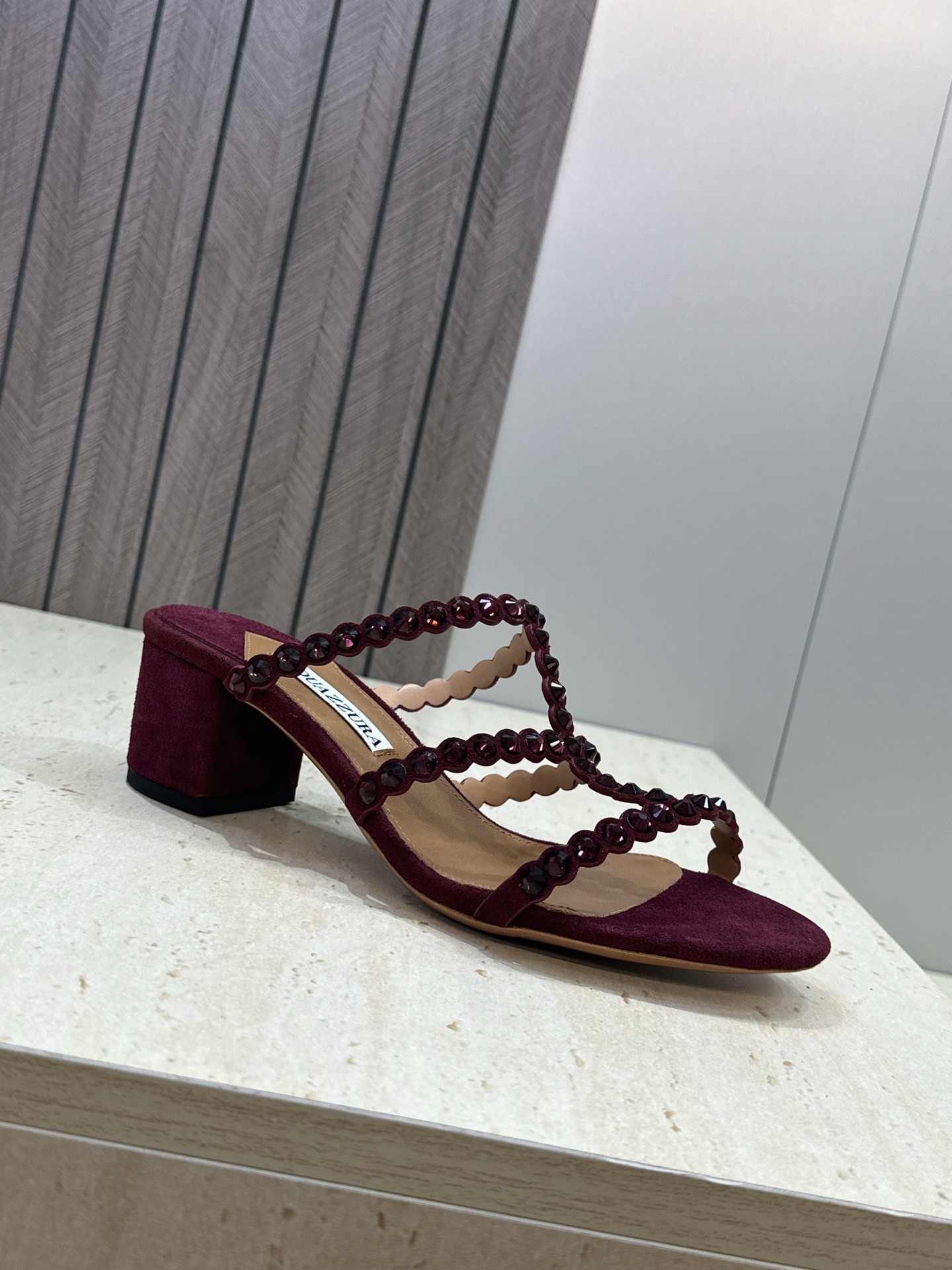 Aquazzura 2026春夏新款水钻中跟拼色女鞋 菠萝鞋字母logo五金扣粗跟圆头露趾凉拖鞋 材质:鞋面进口小牛皮/ Aquazzura 2026春夏新款水钻中跟拼色女鞋 菠萝鞋字母logo五金扣粗跟圆头露趾凉拖鞋 材质:鞋面进口小牛皮/