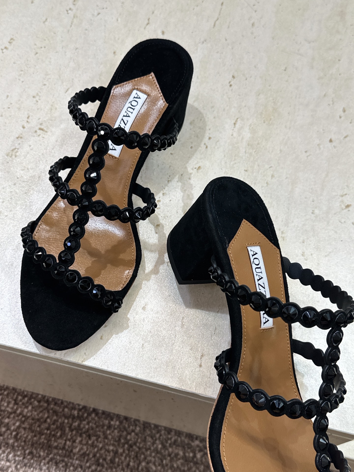 Aquazzura 2026春夏新款水钻中跟拼色女鞋 菠萝鞋字母logo五金扣粗跟圆头露趾凉拖鞋 材质:鞋面进口小牛皮/ Aquazzura 2026春夏新款水钻中跟拼色女鞋 菠萝鞋字母logo五金扣粗跟圆头露趾凉拖鞋 材质:鞋面进口小牛皮/