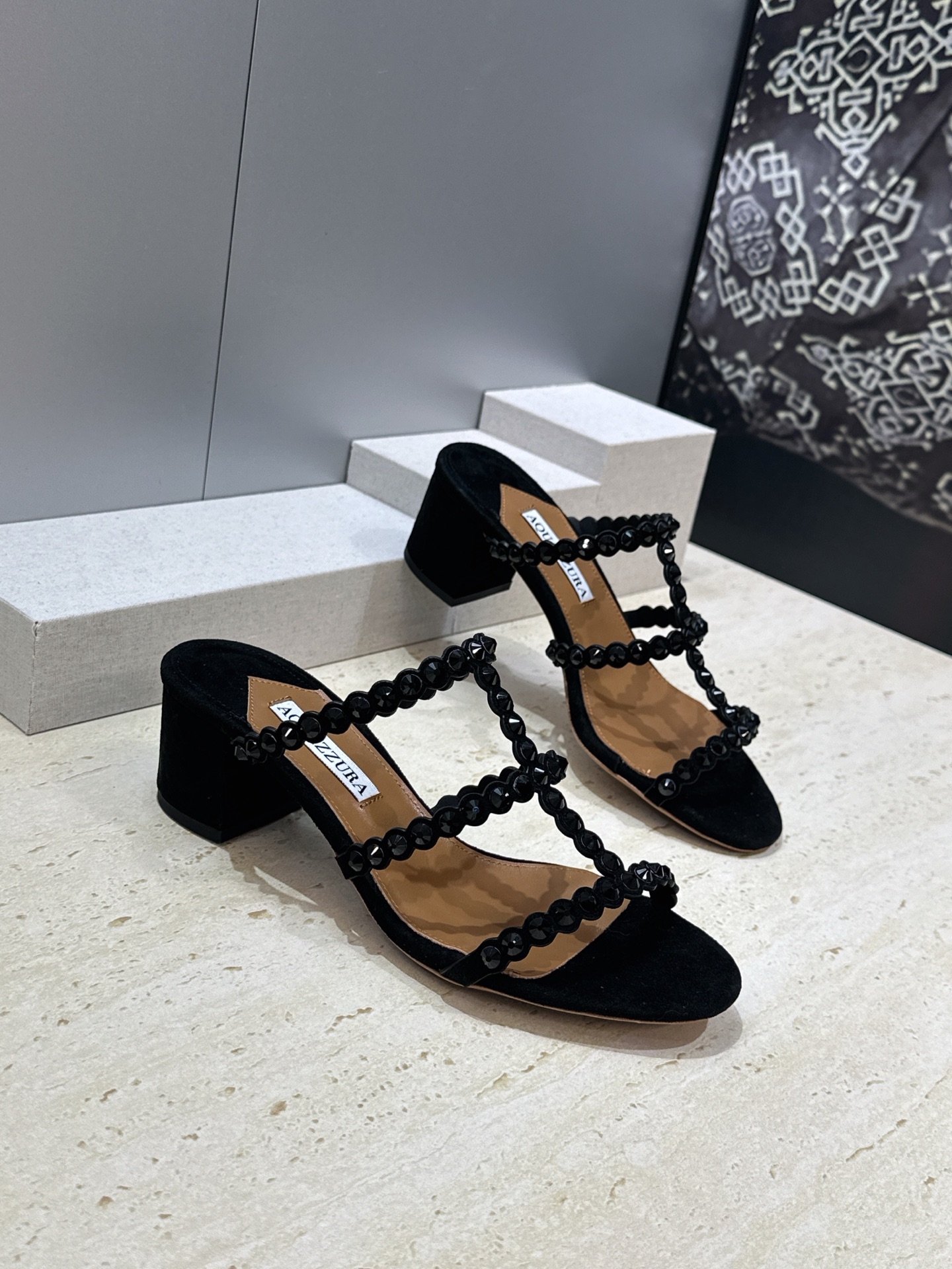 Aquazzura 2026春夏新款水钻中跟拼色女鞋 菠萝鞋字母logo五金扣粗跟圆头露趾凉拖鞋 材质:鞋面进口小牛皮/ Aquazzura 2026春夏新款水钻中跟拼色女鞋 菠萝鞋字母logo五金扣粗跟圆头露趾凉拖鞋 材质:鞋面进口小牛皮/
