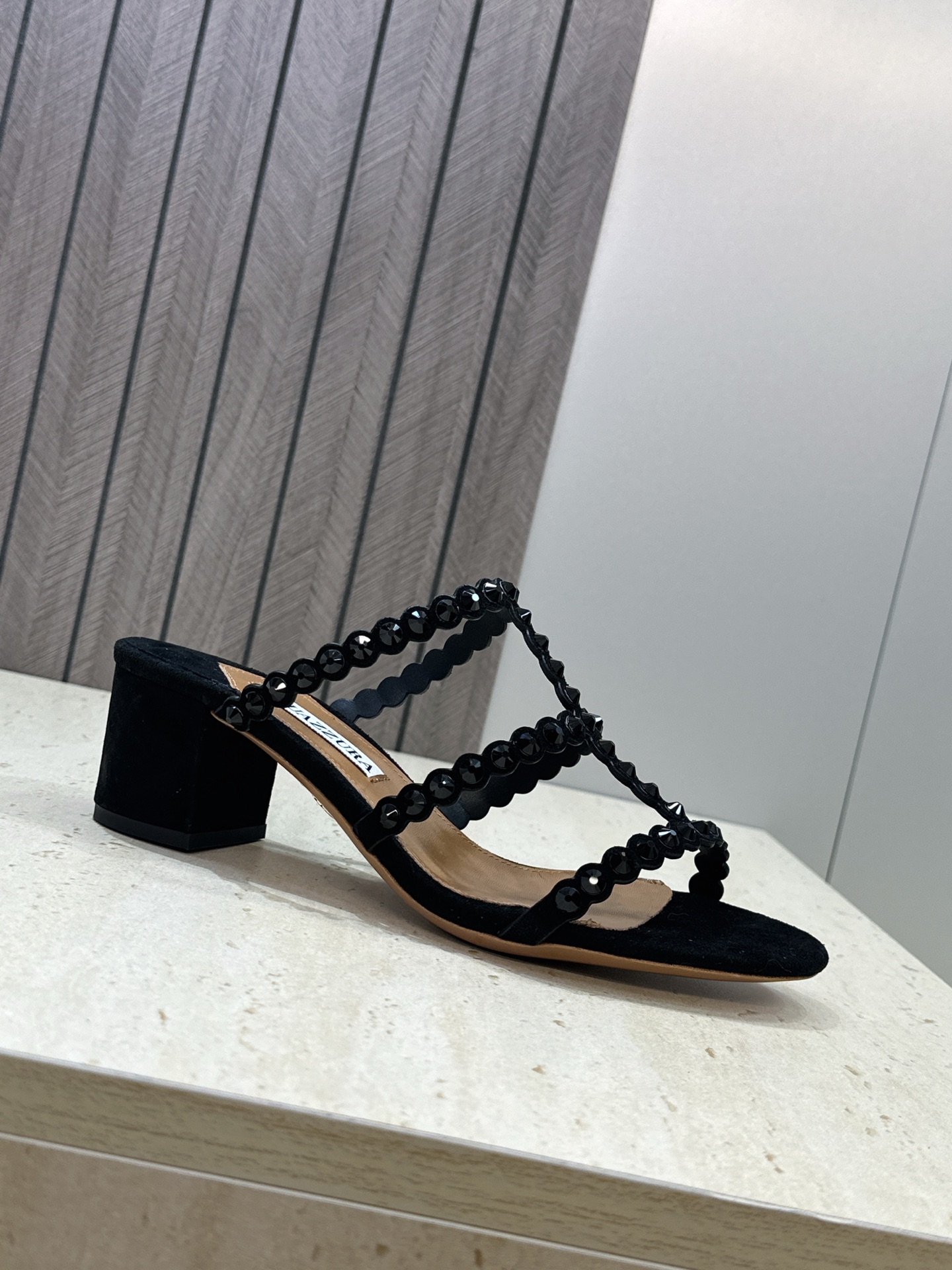 Aquazzura 2026春夏新款水钻中跟拼色女鞋 菠萝鞋字母logo五金扣粗跟圆头露趾凉拖鞋 材质:鞋面进口小牛皮/ Aquazzura 2026春夏新款水钻中跟拼色女鞋 菠萝鞋字母logo五金扣粗跟圆头露趾凉拖鞋 材质:鞋面进口小牛皮/